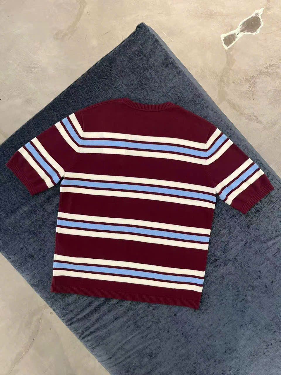 Áo ngắn tay đỏ kẻ trắng , xanh ngang