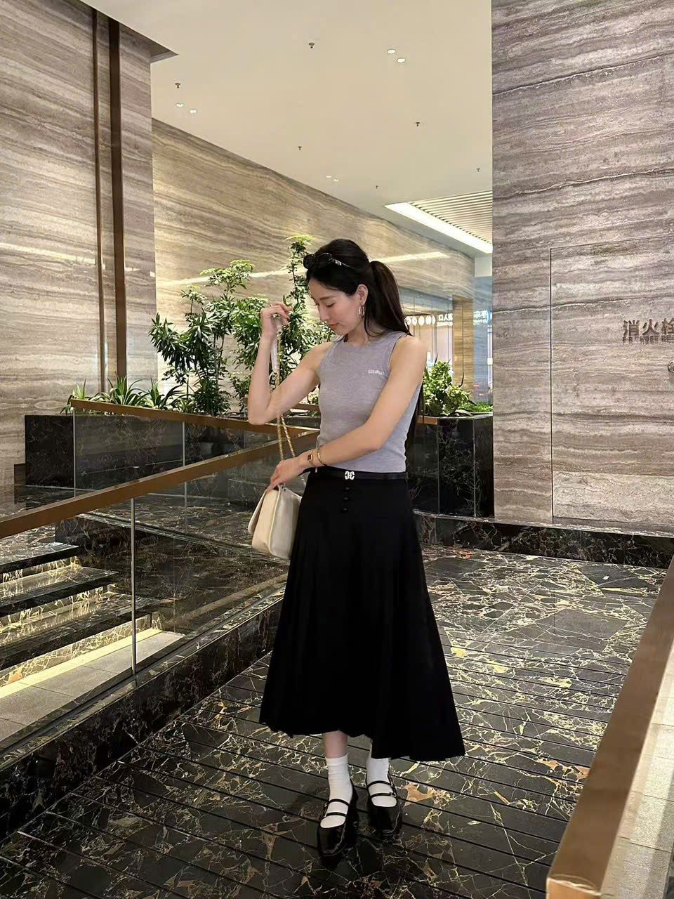 Chân váy dài xẻ tà gấu dưới