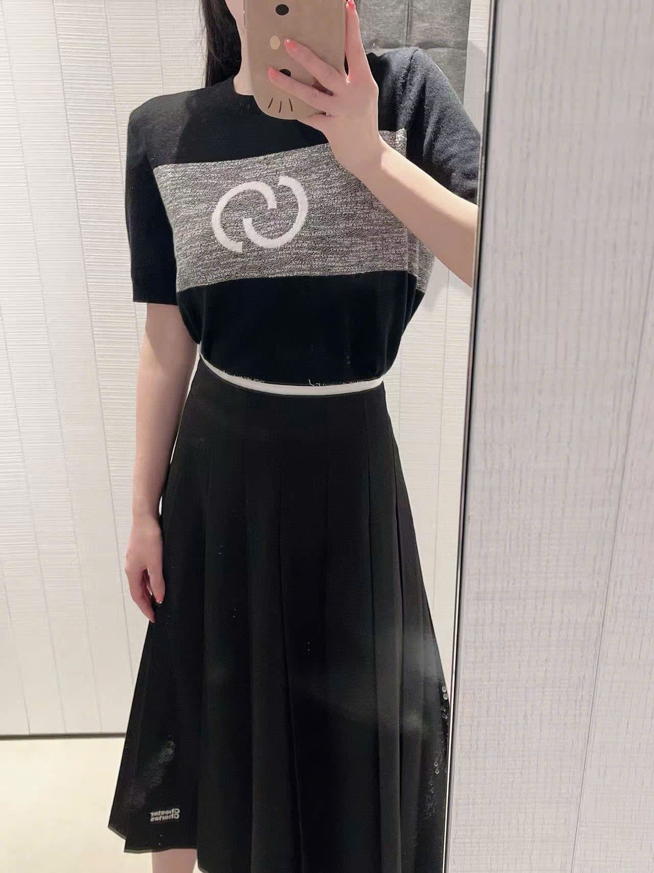Áo ngắn tay đen -logo xám to ngực