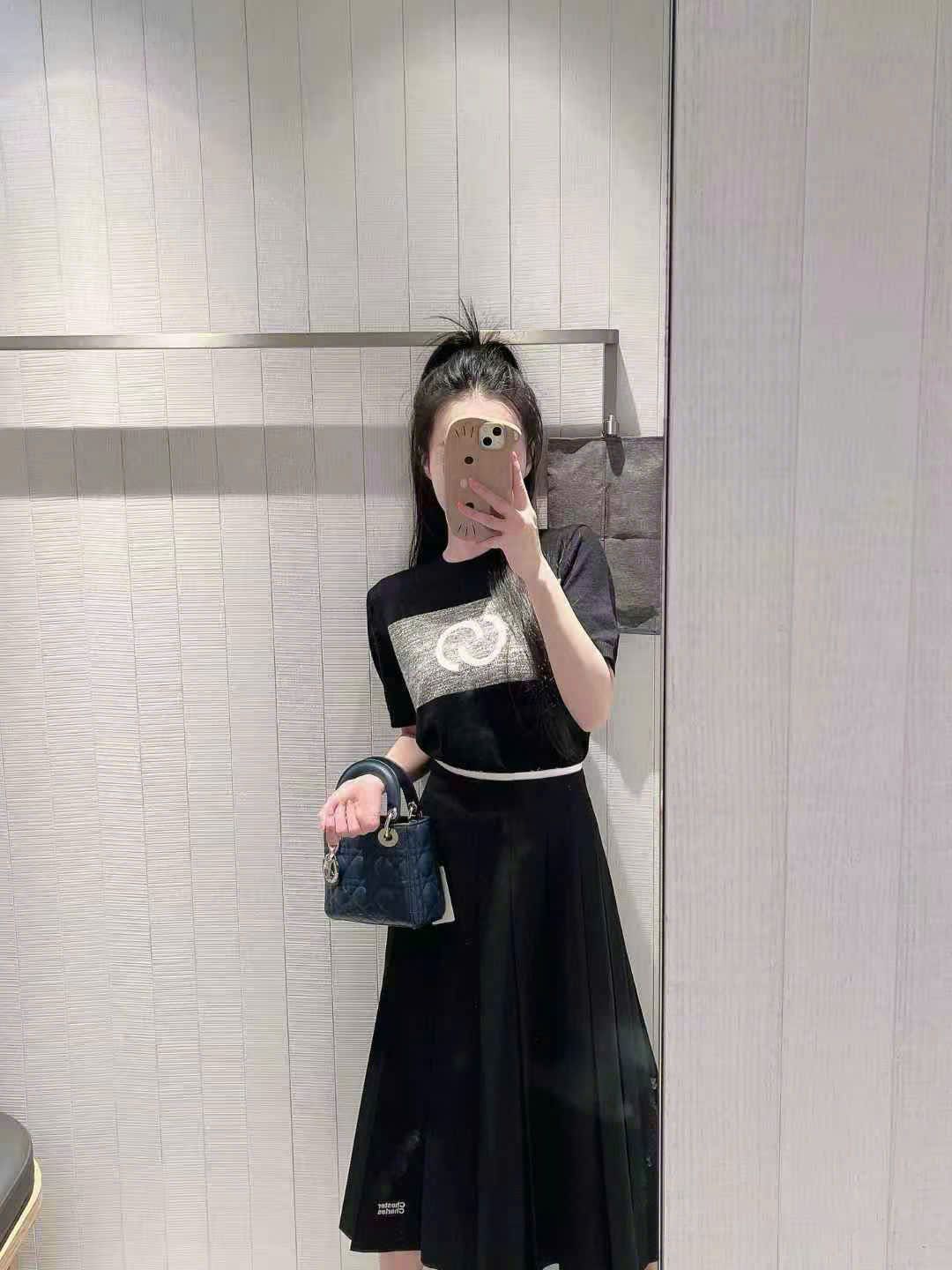 Áo ngắn tay đen -logo xám to ngực