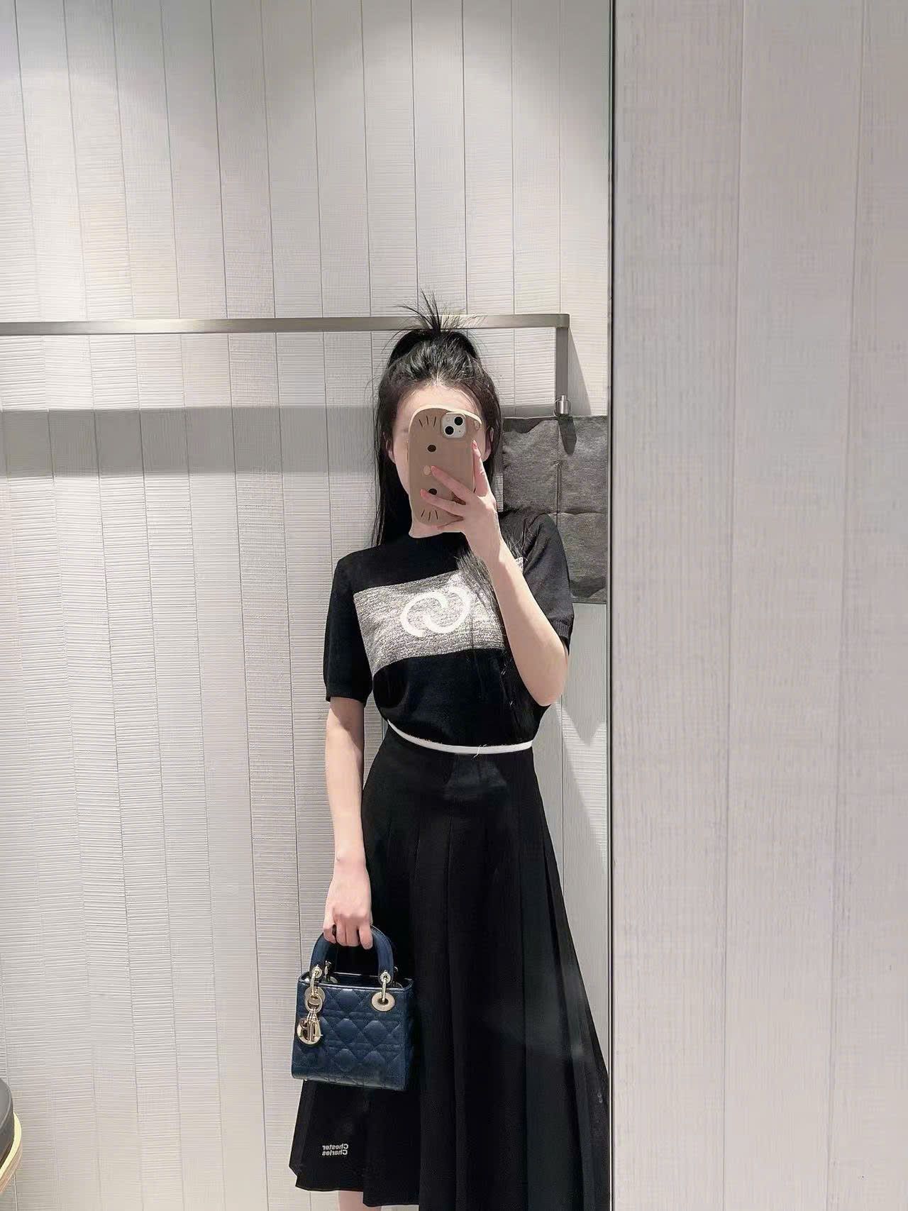 Áo ngắn tay đen -logo xám to ngực
