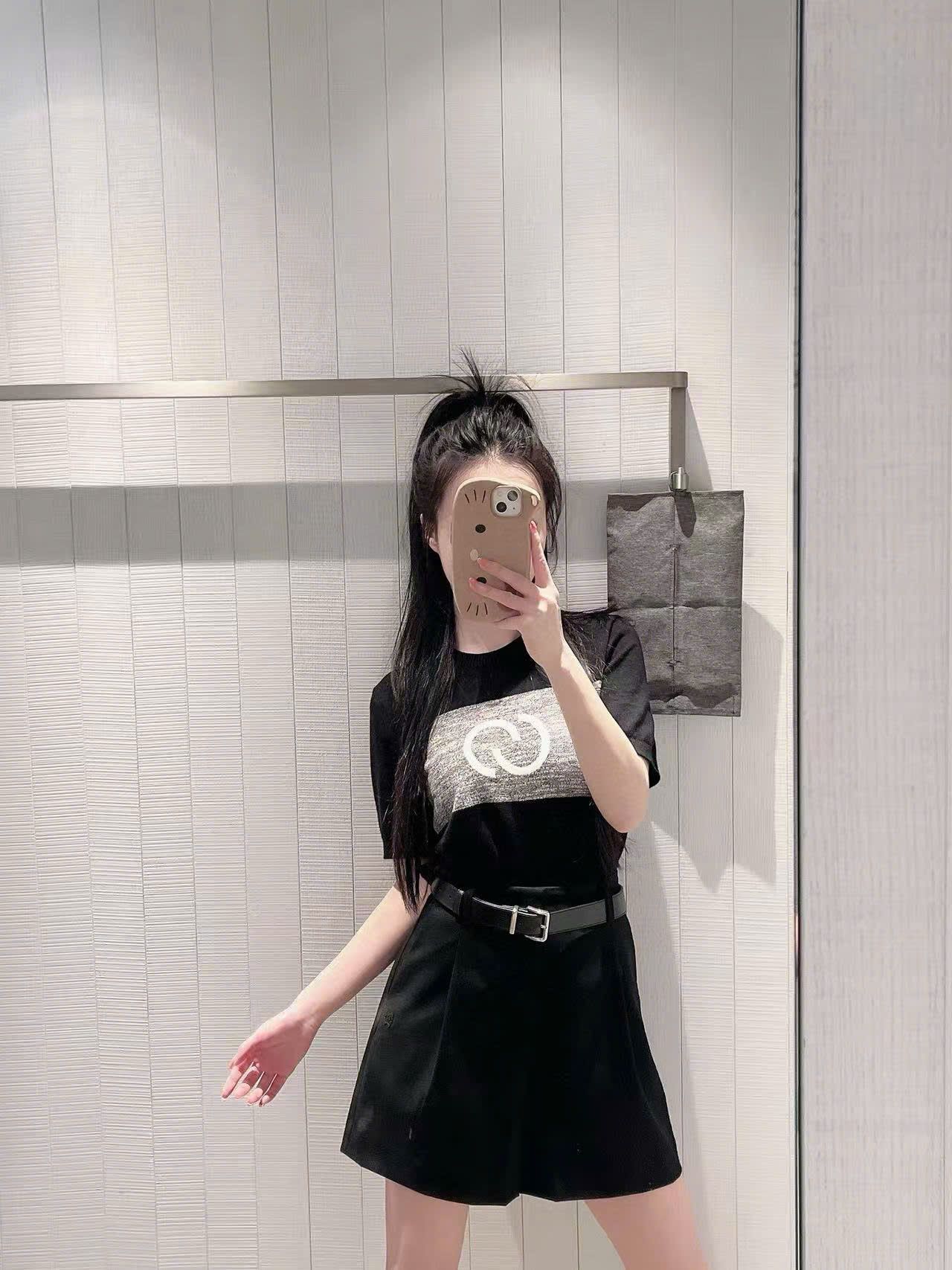Áo ngắn tay đen -logo xám to ngực