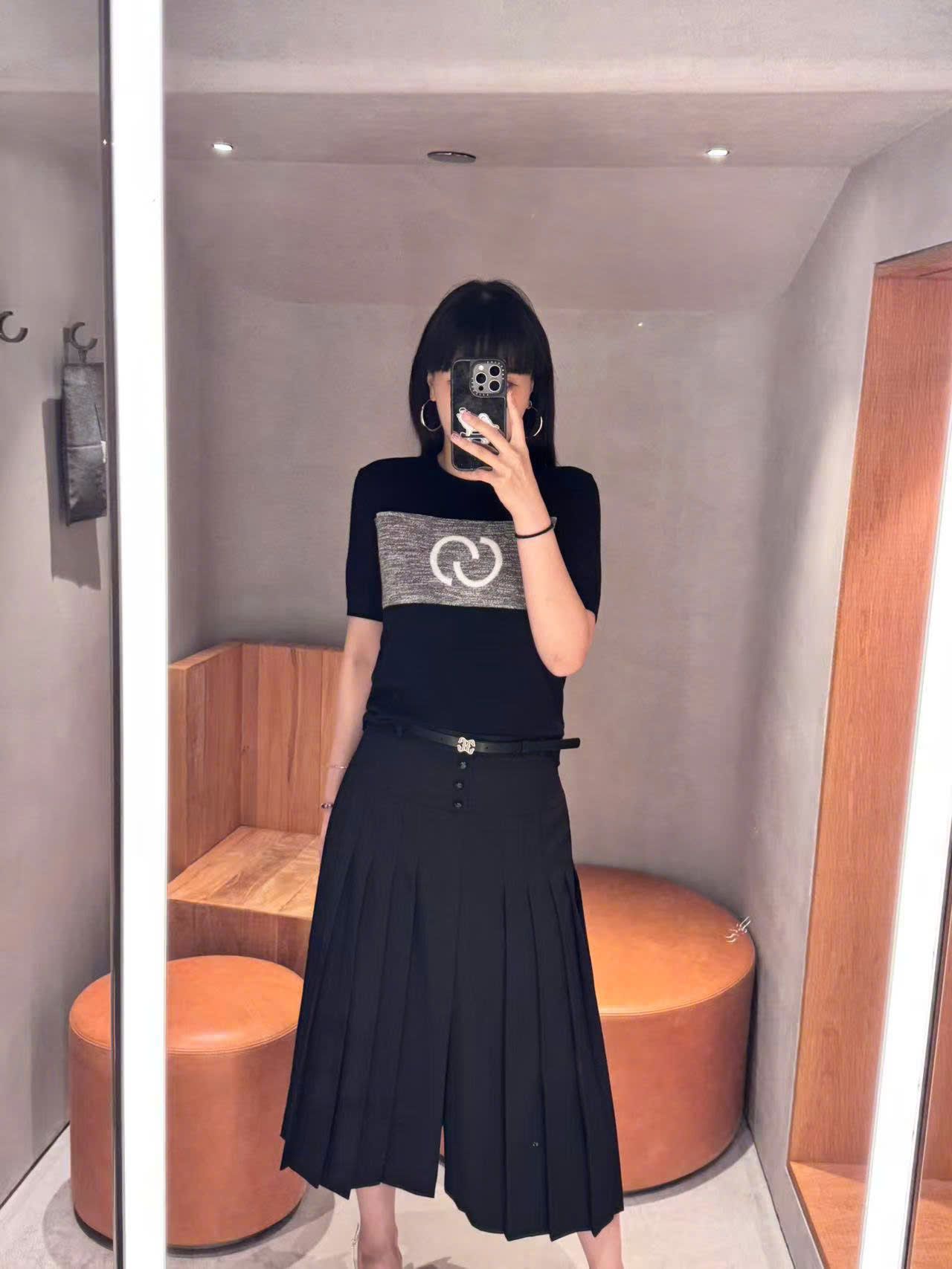 Áo ngắn tay đen -logo xám to ngực