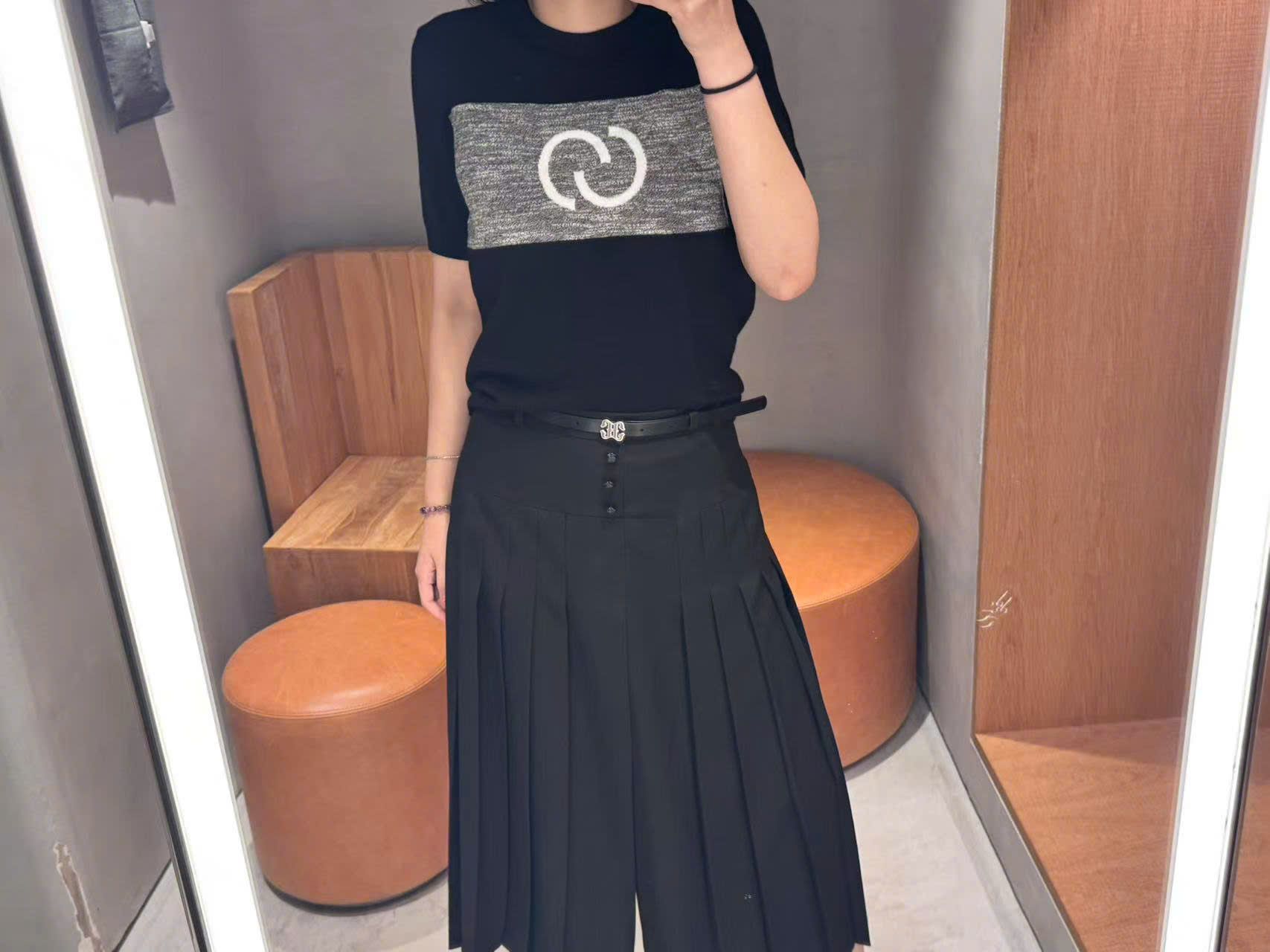 Áo ngắn tay đen -logo xám to ngực