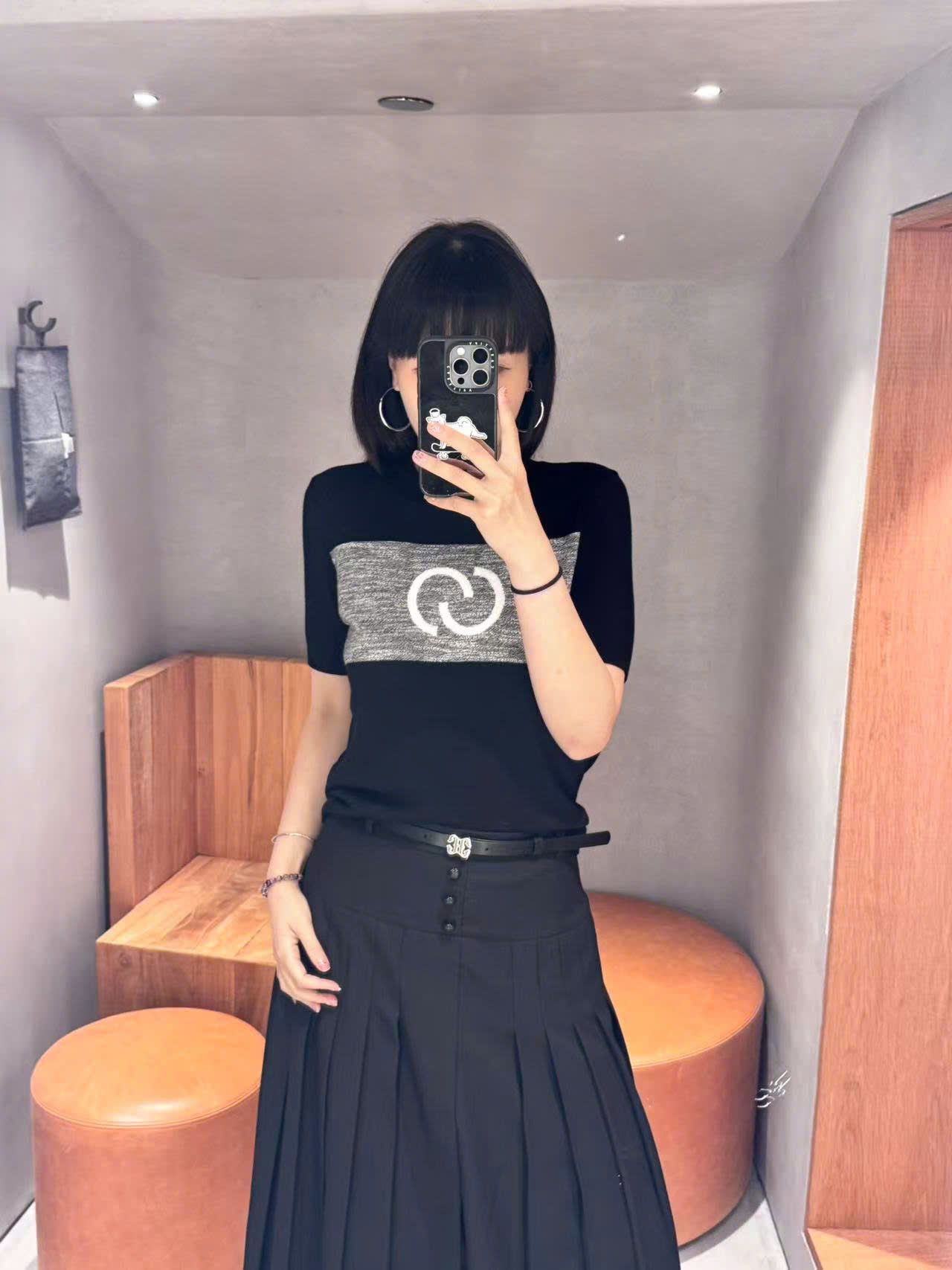 Áo ngắn tay đen -logo xám to ngực