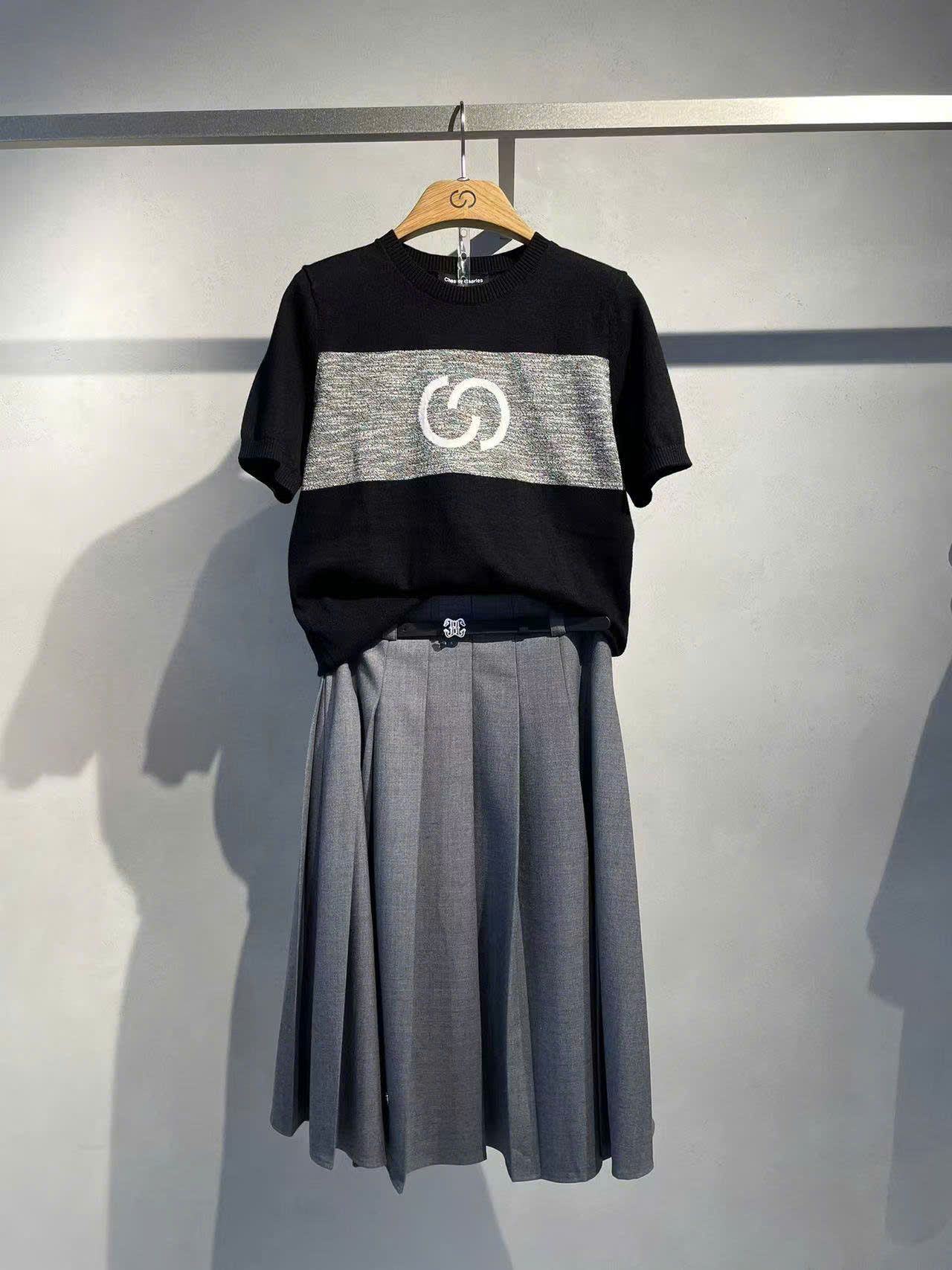 Áo ngắn tay đen -logo xám to ngực