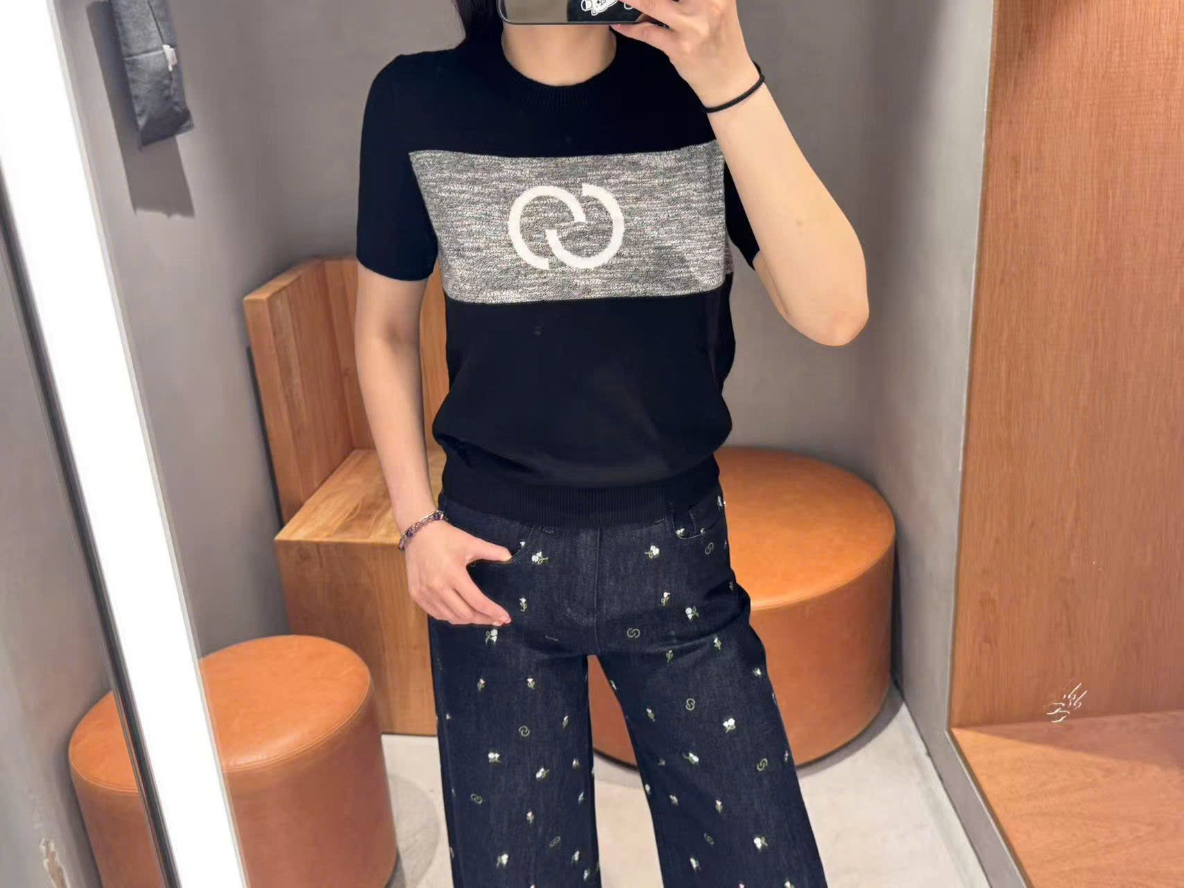 Áo ngắn tay đen -logo xám to ngực