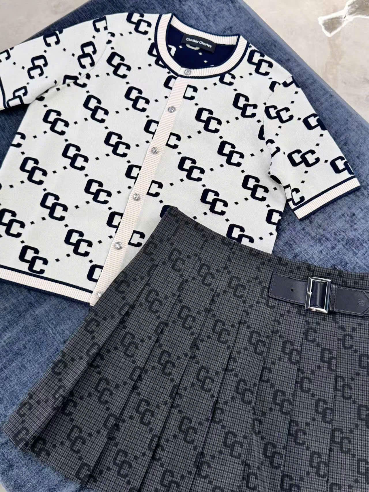 Áo CDG trắng ngắn tay full logo CC