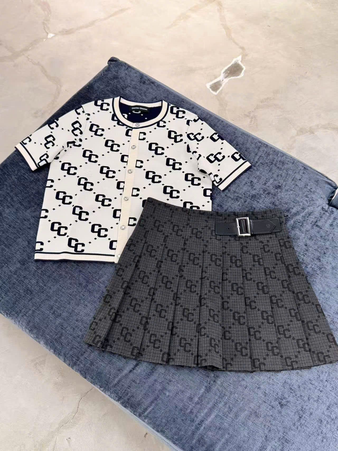 Áo CDG trắng ngắn tay full logo CC