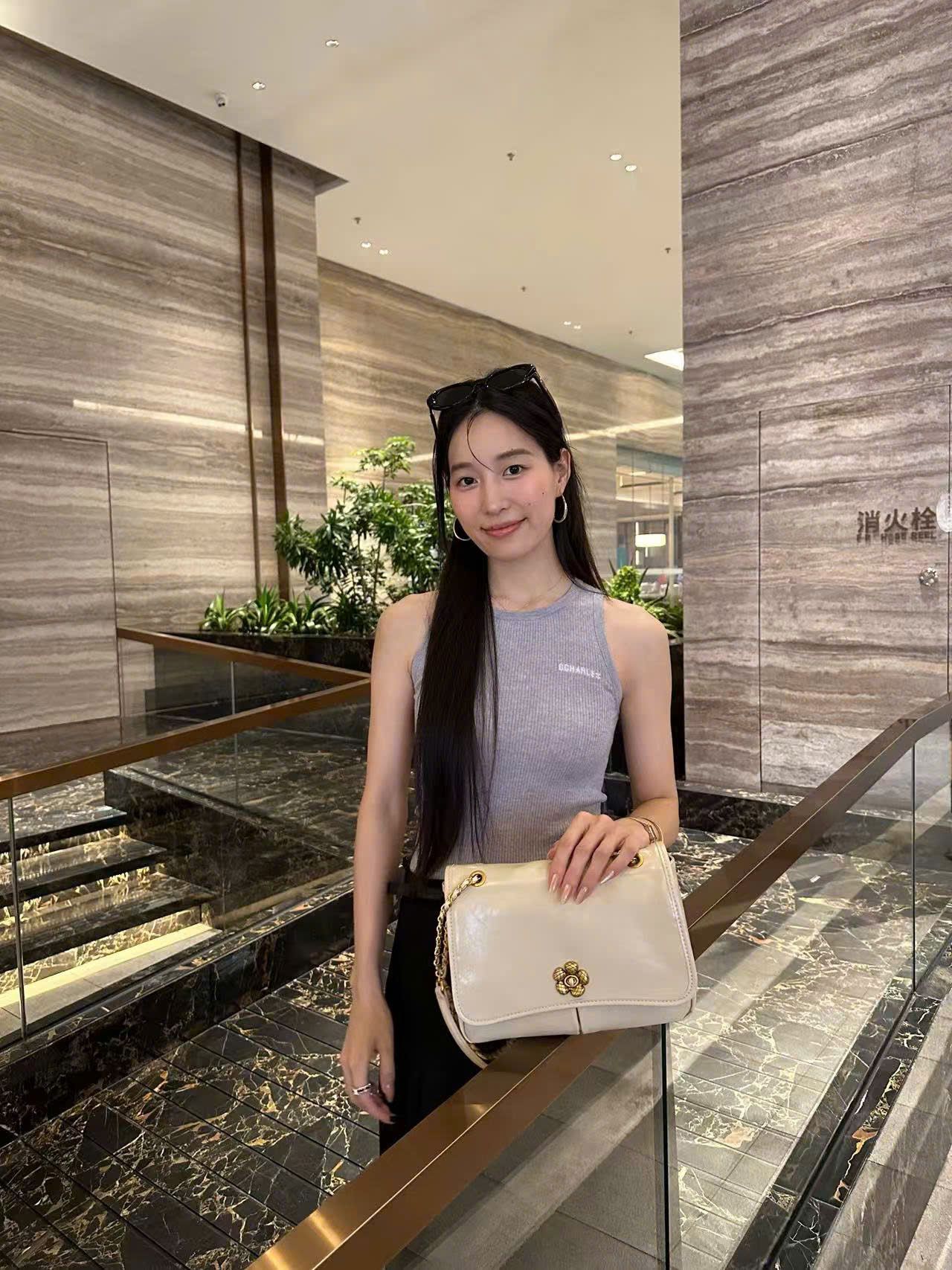 Áo ba lỗ màu xám- chữ C.Charles trắng trái