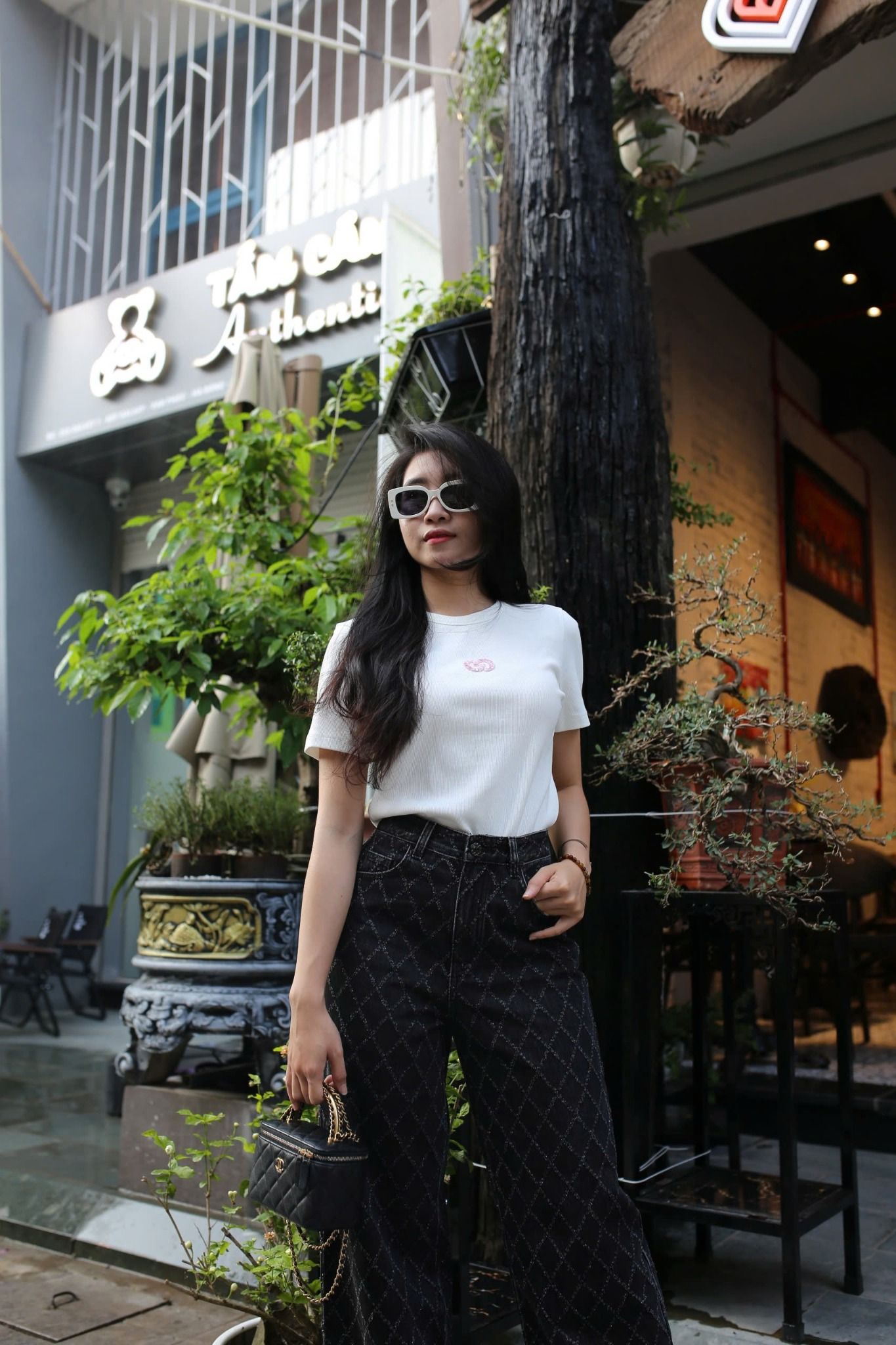 Áo thun trắng - logo hồng