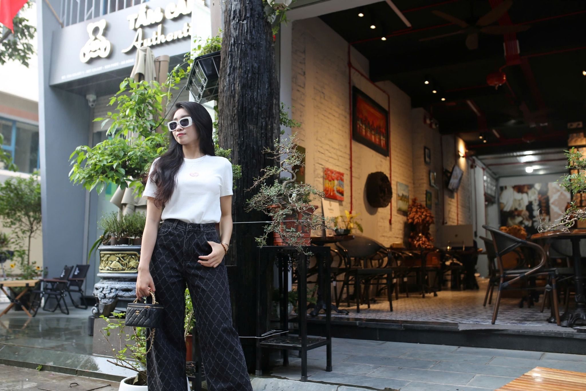 Áo thun trắng - logo hồng