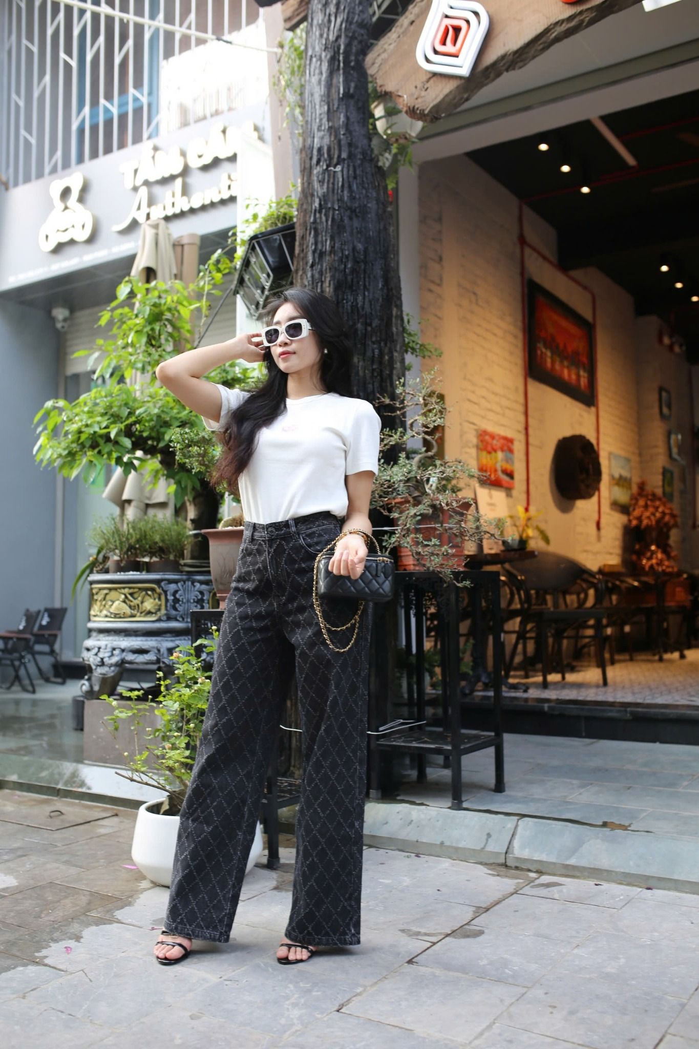 Áo thun trắng - logo hồng