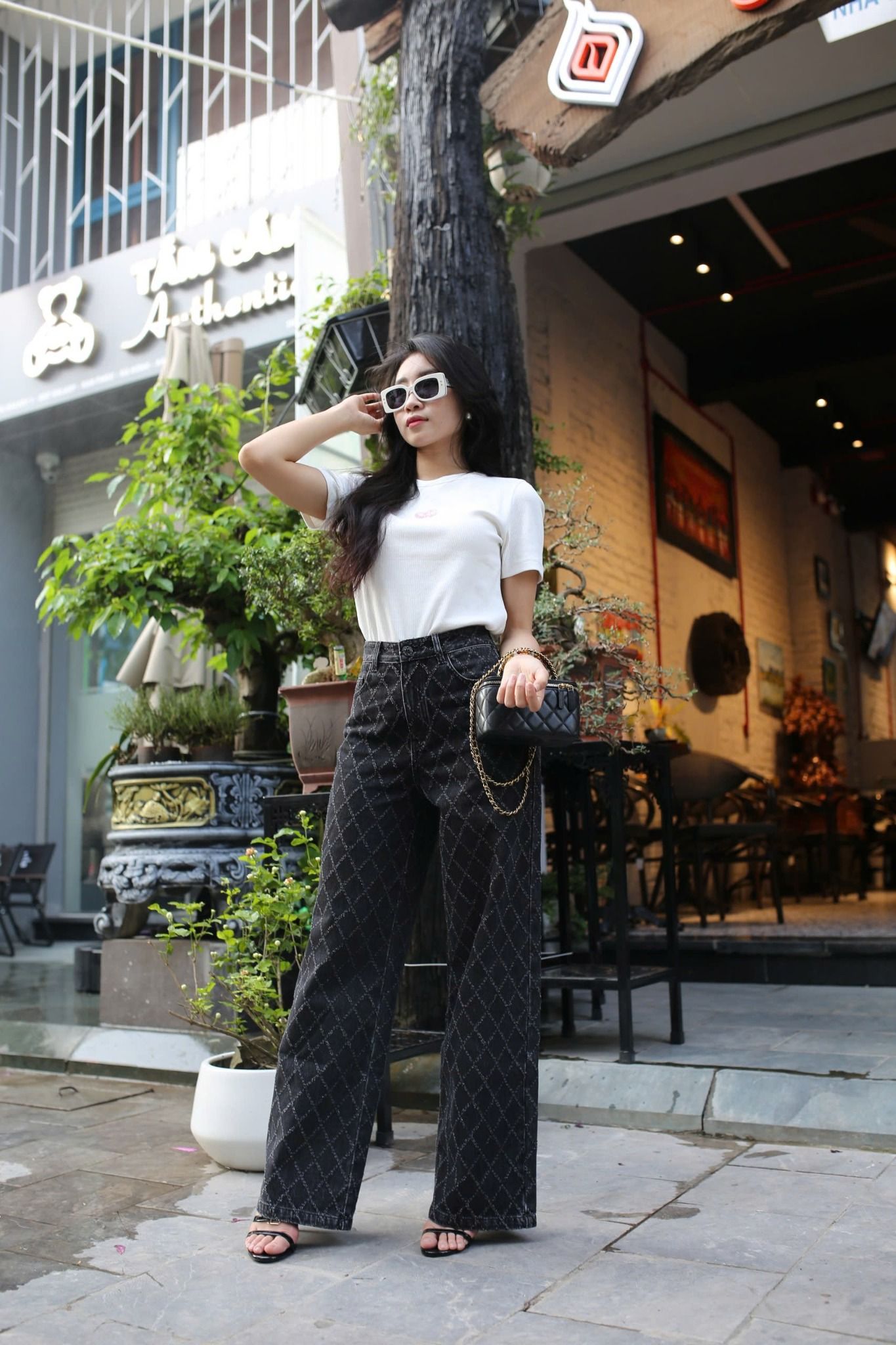 Áo thun trắng - logo hồng