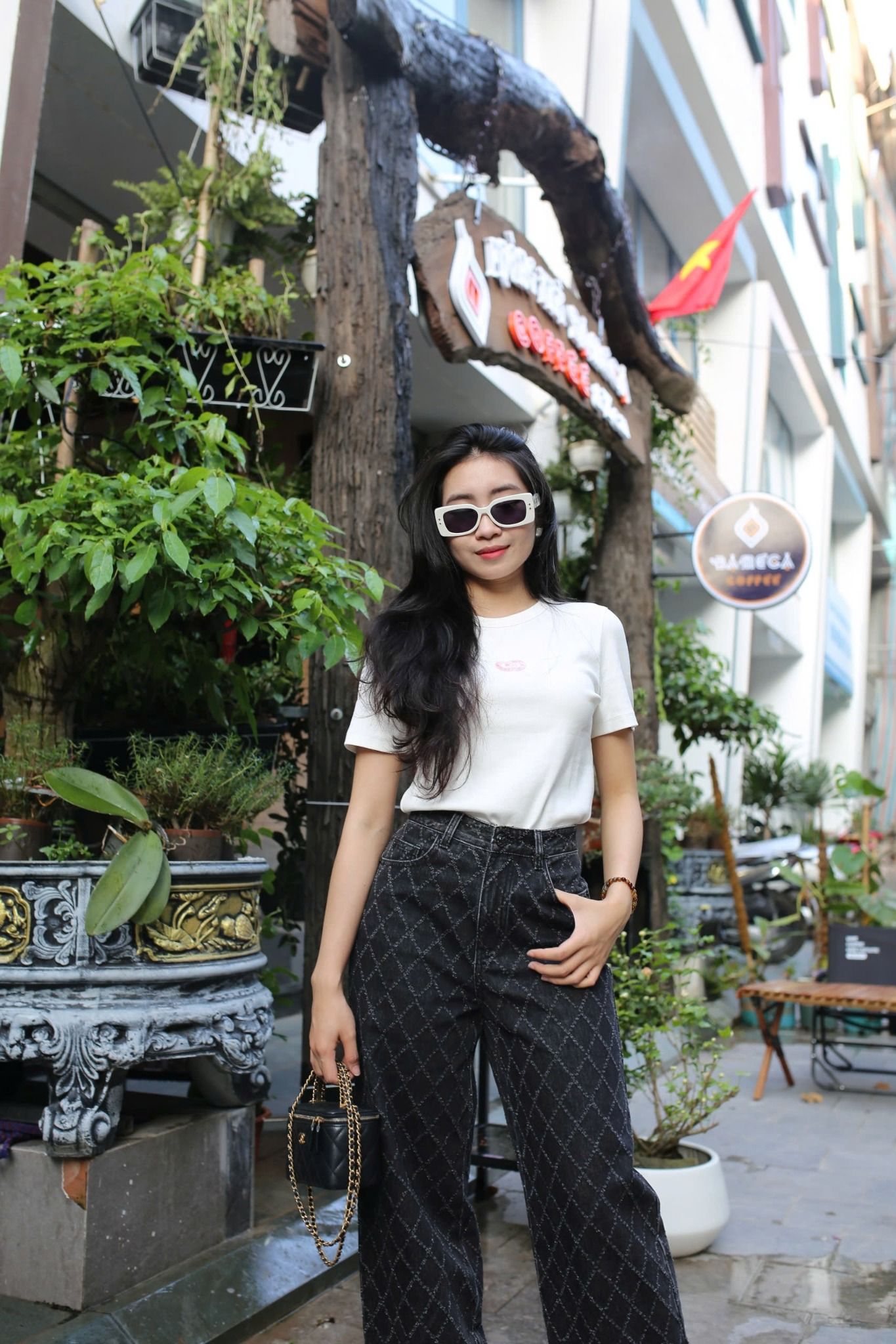 Áo thun trắng - logo hồng