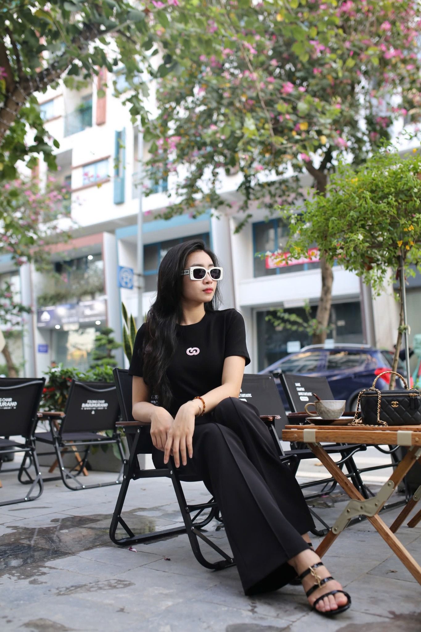 Áo phông đen logo hồng