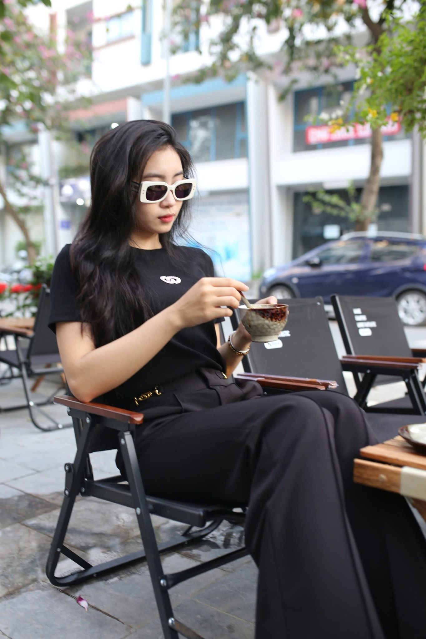 Áo phông đen logo hồng
