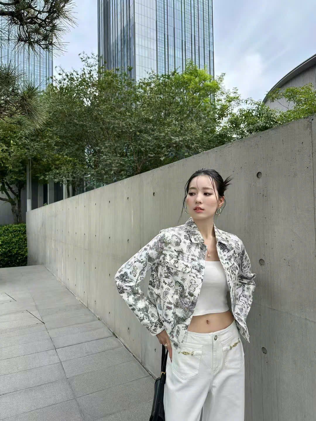 Áo khoác jean trắng - họa tiết gấu