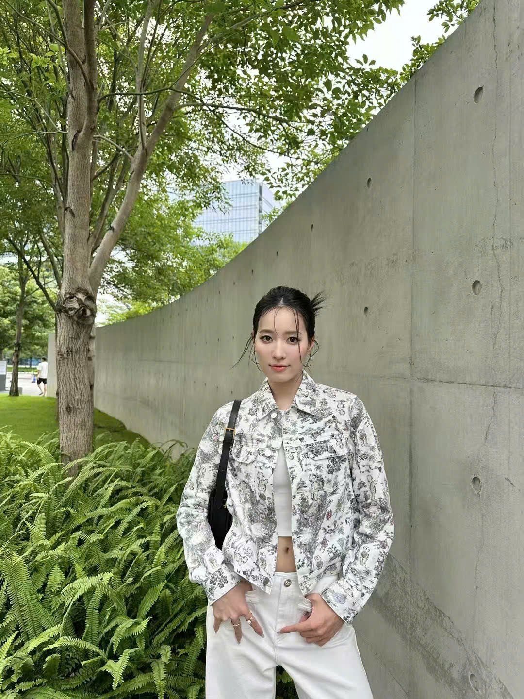 Áo khoác jean trắng - họa tiết gấu
