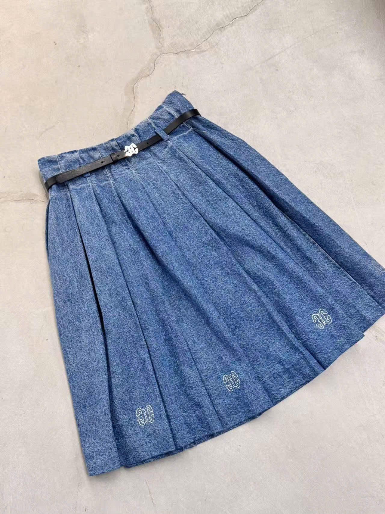 Chân váy dài jean, logo gấu kèm Belt da