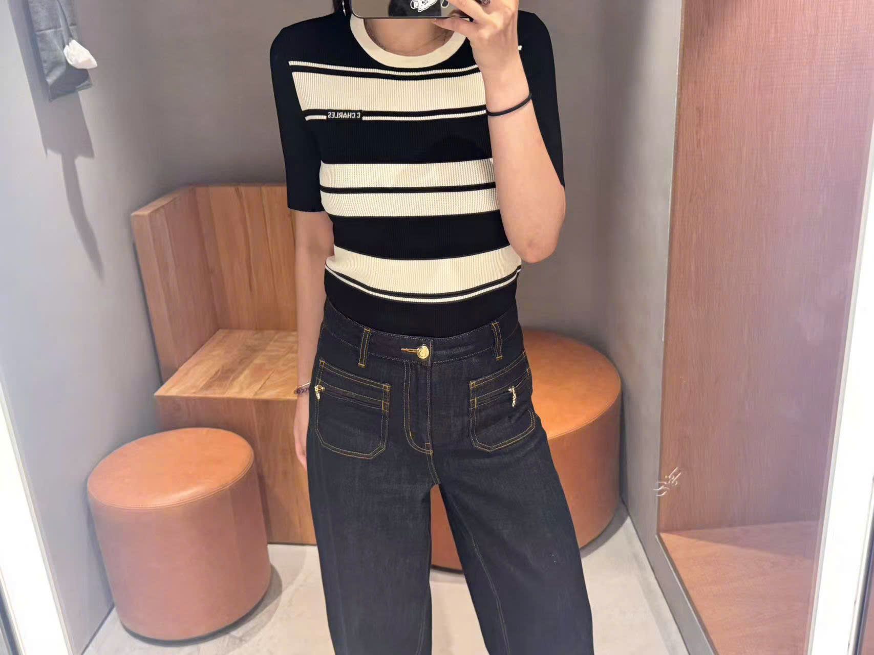 Áo ngắn tay đen kẻ trắng