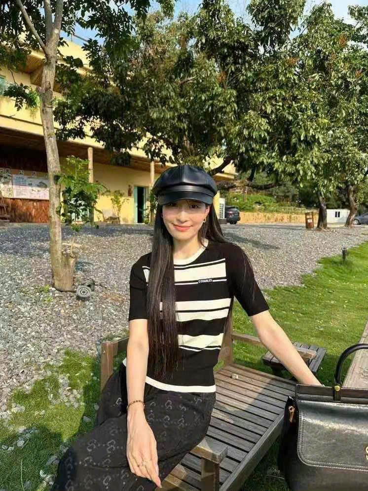 Áo ngắn tay đen kẻ trắng