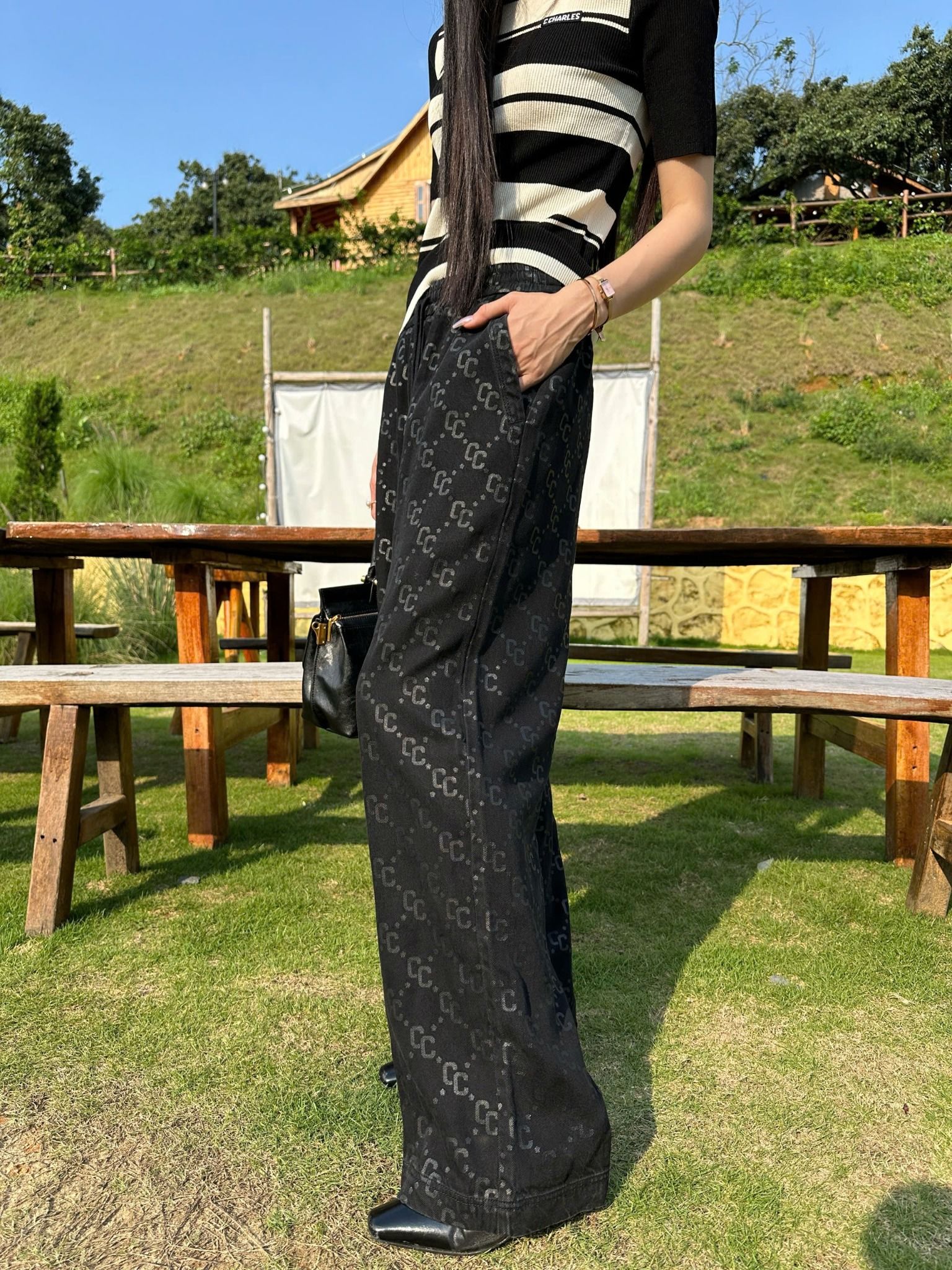 Áo ngắn tay đen kẻ trắng
