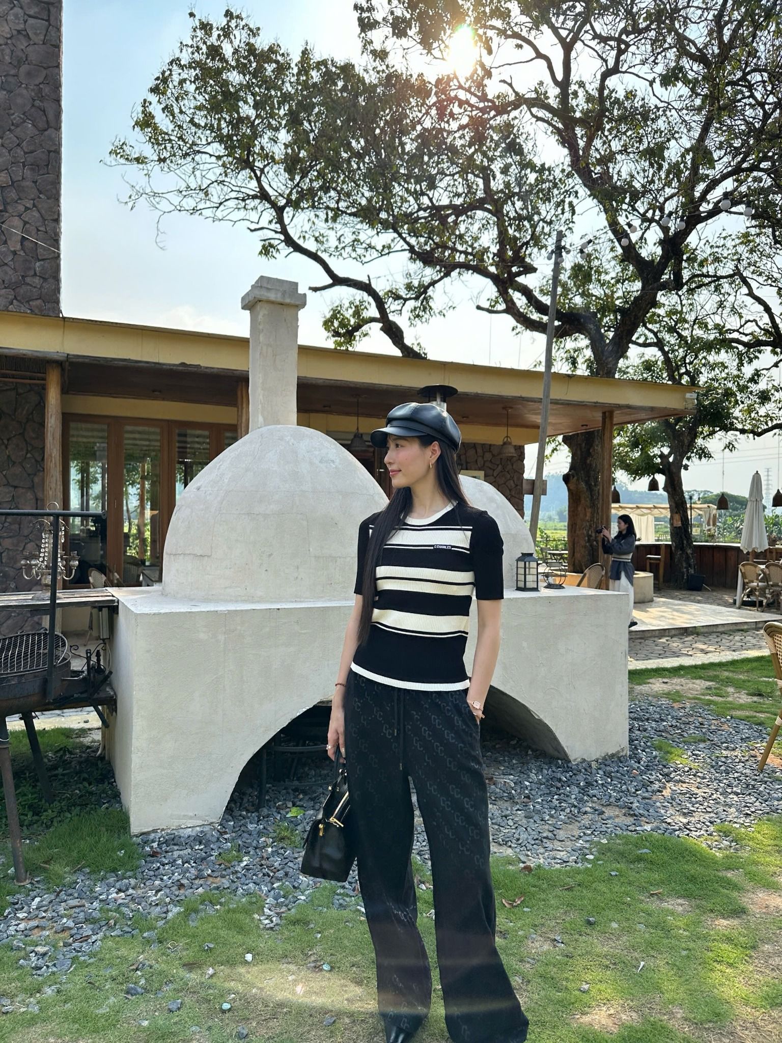 Áo ngắn tay đen kẻ trắng