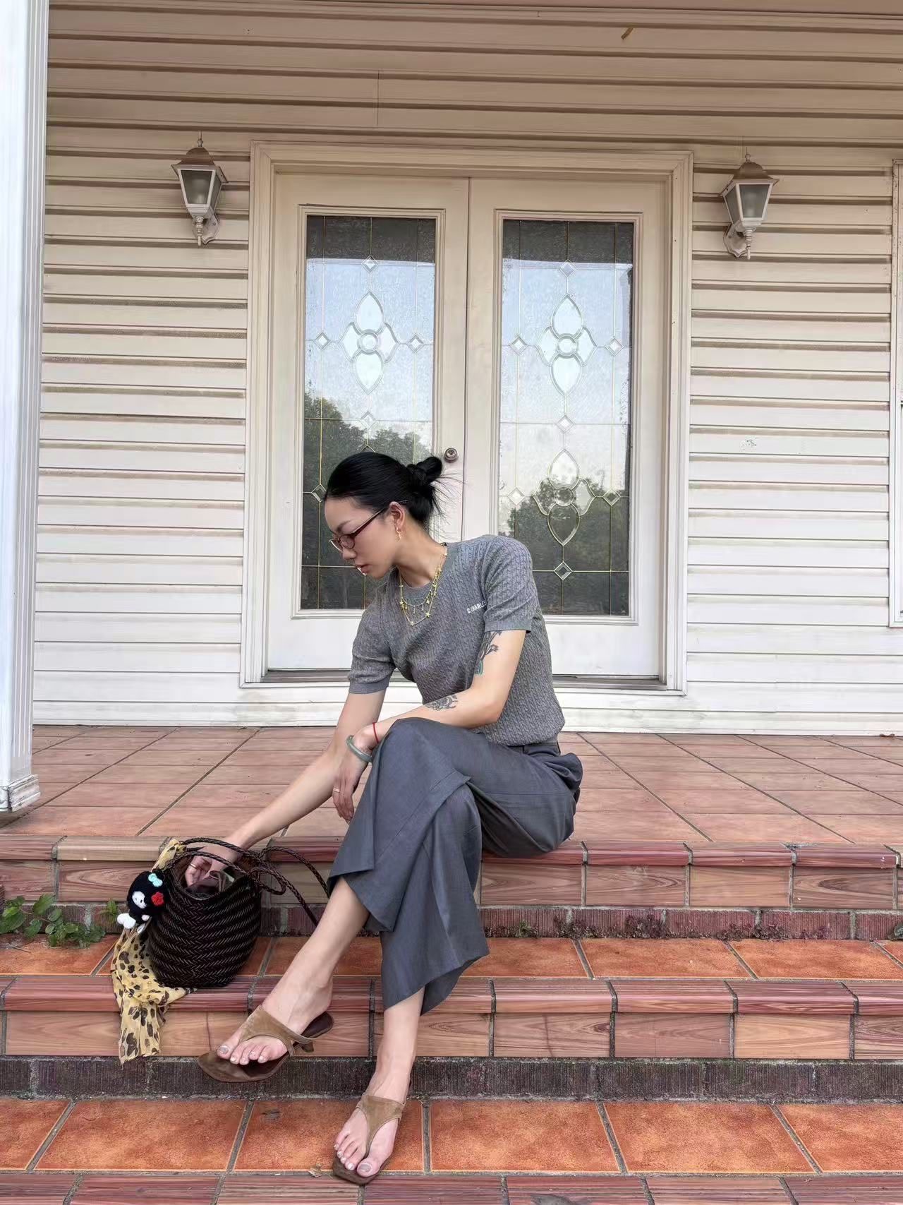 Áo xám ngắn tay vặn thừng -chữ CC