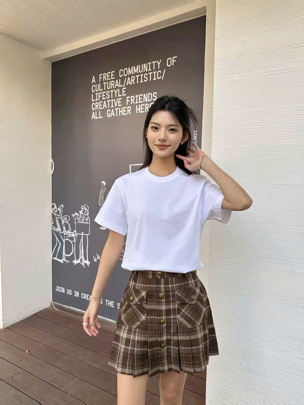 Áo phông trắng, chữ thêu nổi logo