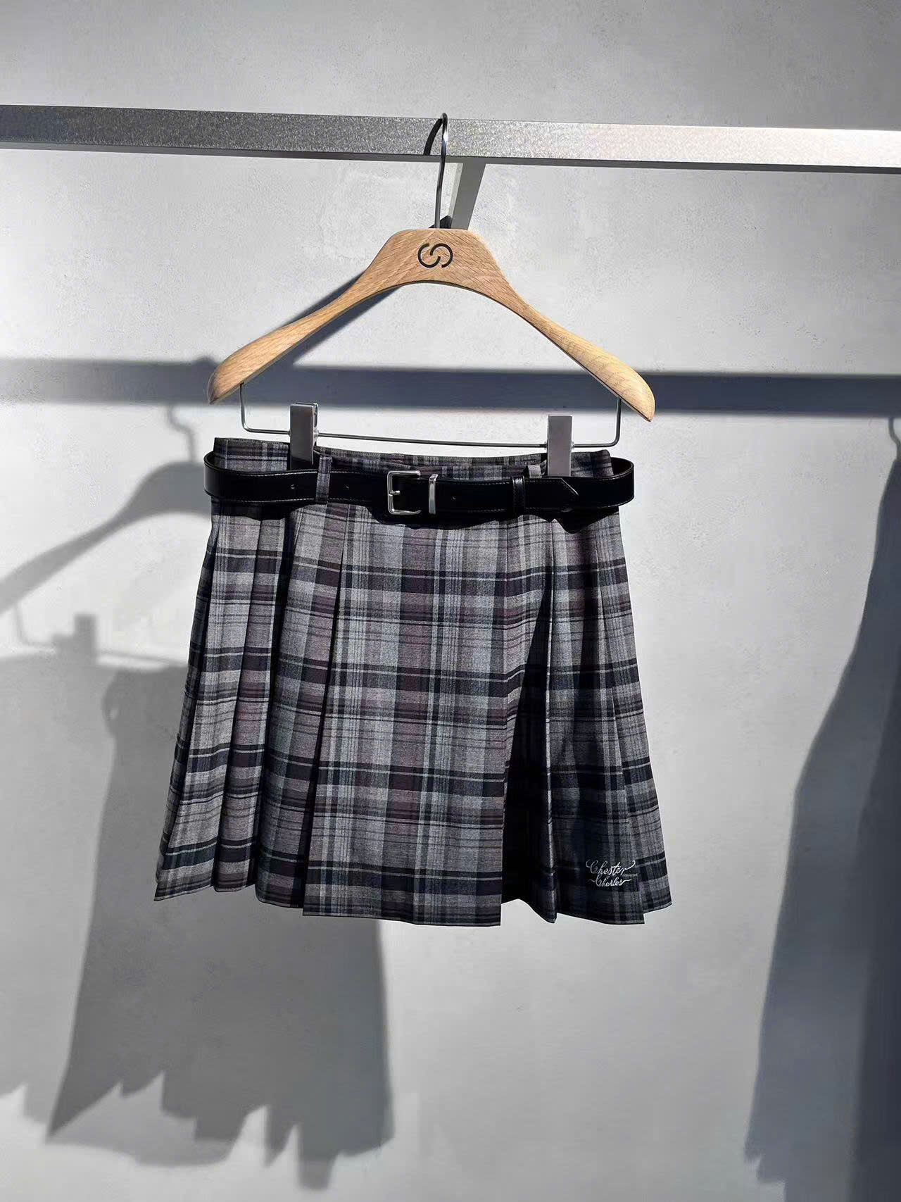 Chân váy ngắn kẻ tím xám, kèm Belt da