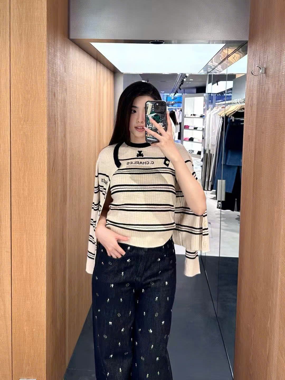 Áo CDG kem sáng kẻ ngang, cổ tròn viền đen