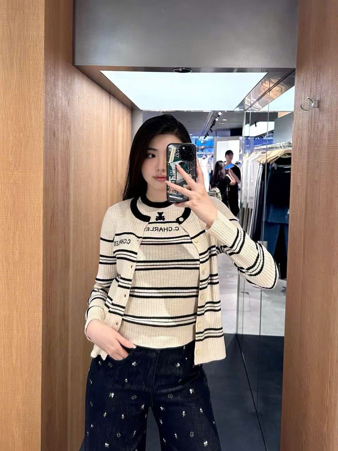 Áo CDG kem sáng kẻ ngang, cổ tròn viền đen