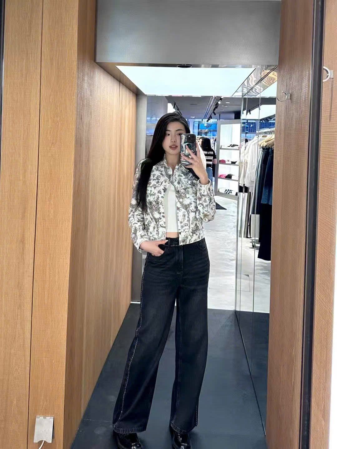 Áo khoác jean trắng - họa tiết gấu