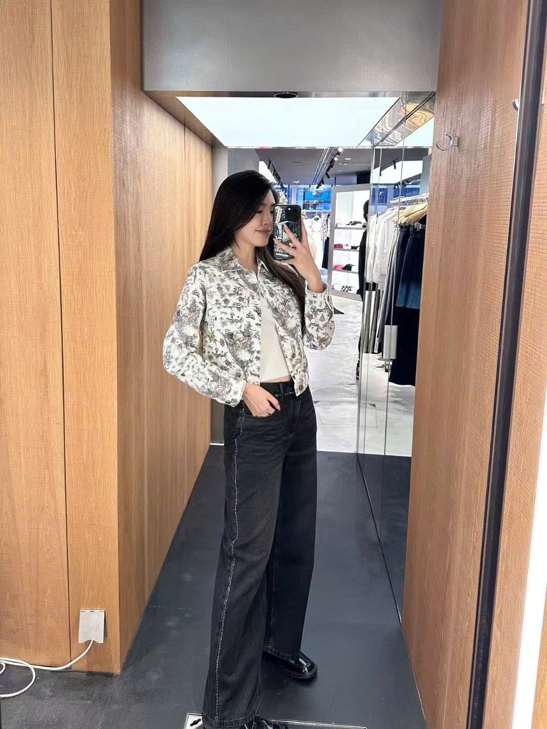 Áo khoác jean trắng - họa tiết gấu