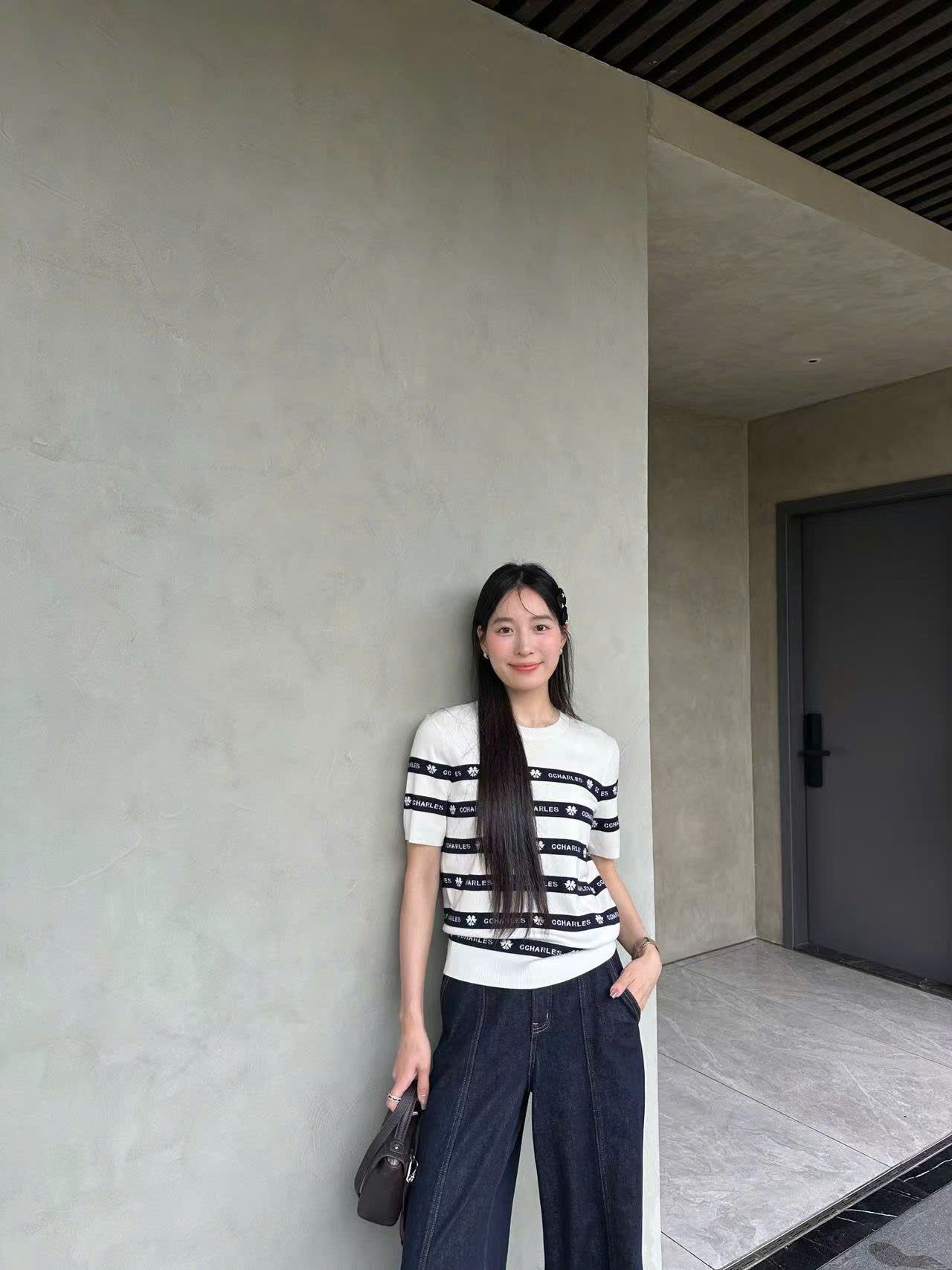 Áo ngắn tay trắng - chữ logo chạy