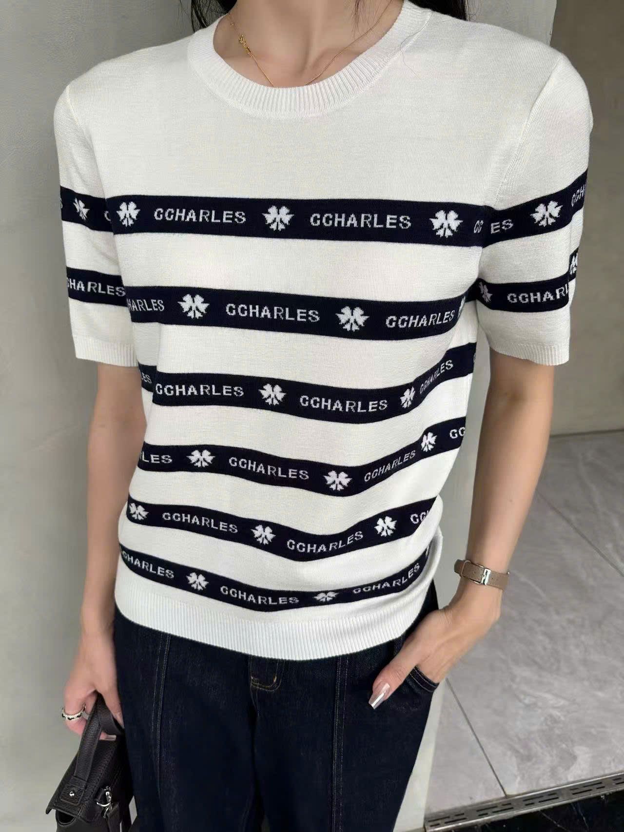 Áo ngắn tay trắng - chữ logo chạy