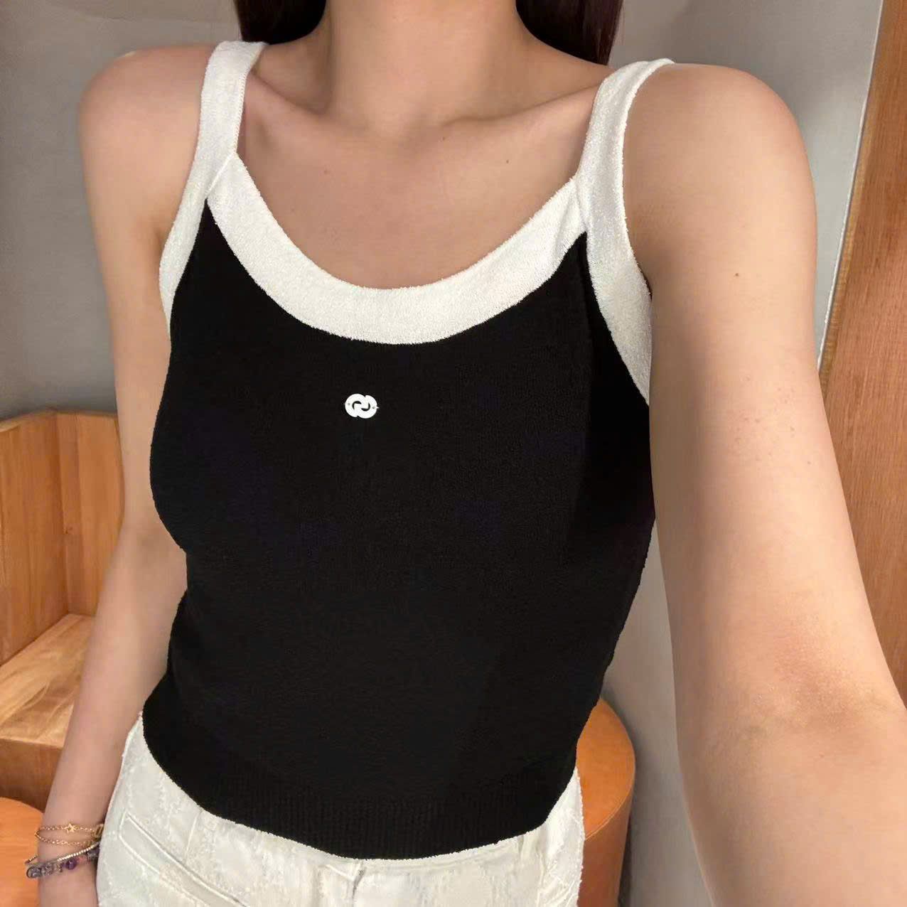 Áo 2 dây đen phối trắng