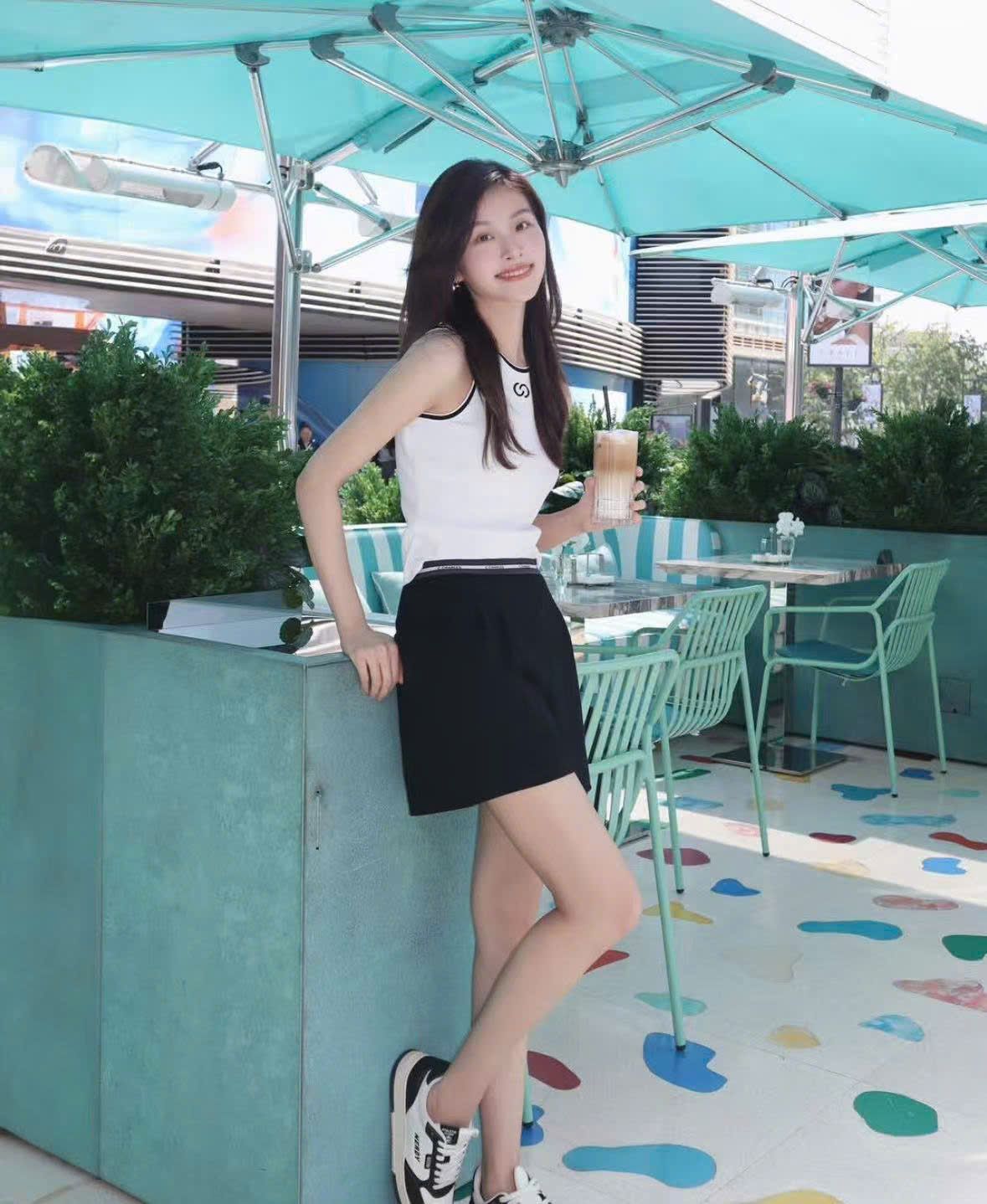 Quần sooc vải đen logo đá nhỏ -cạp chữ CC