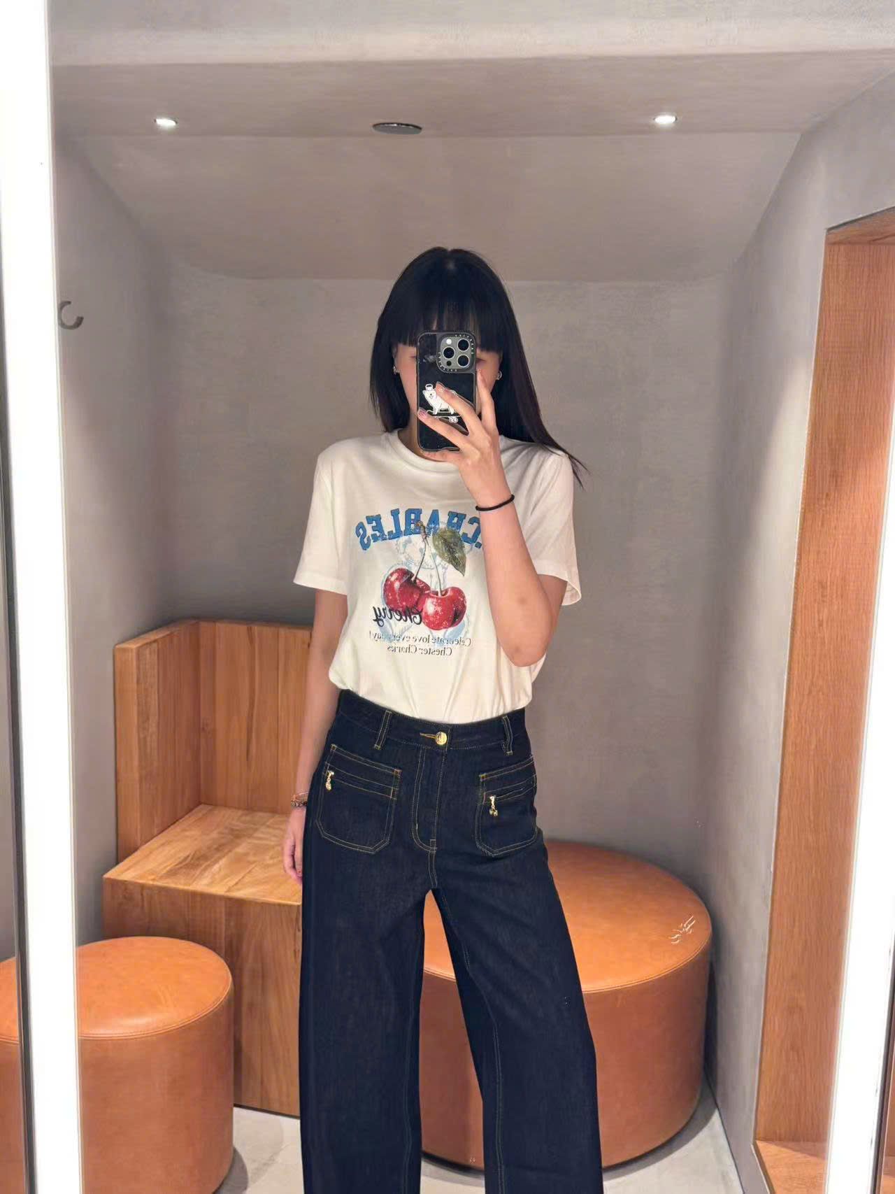 Áo phông trắng cherry đỏ