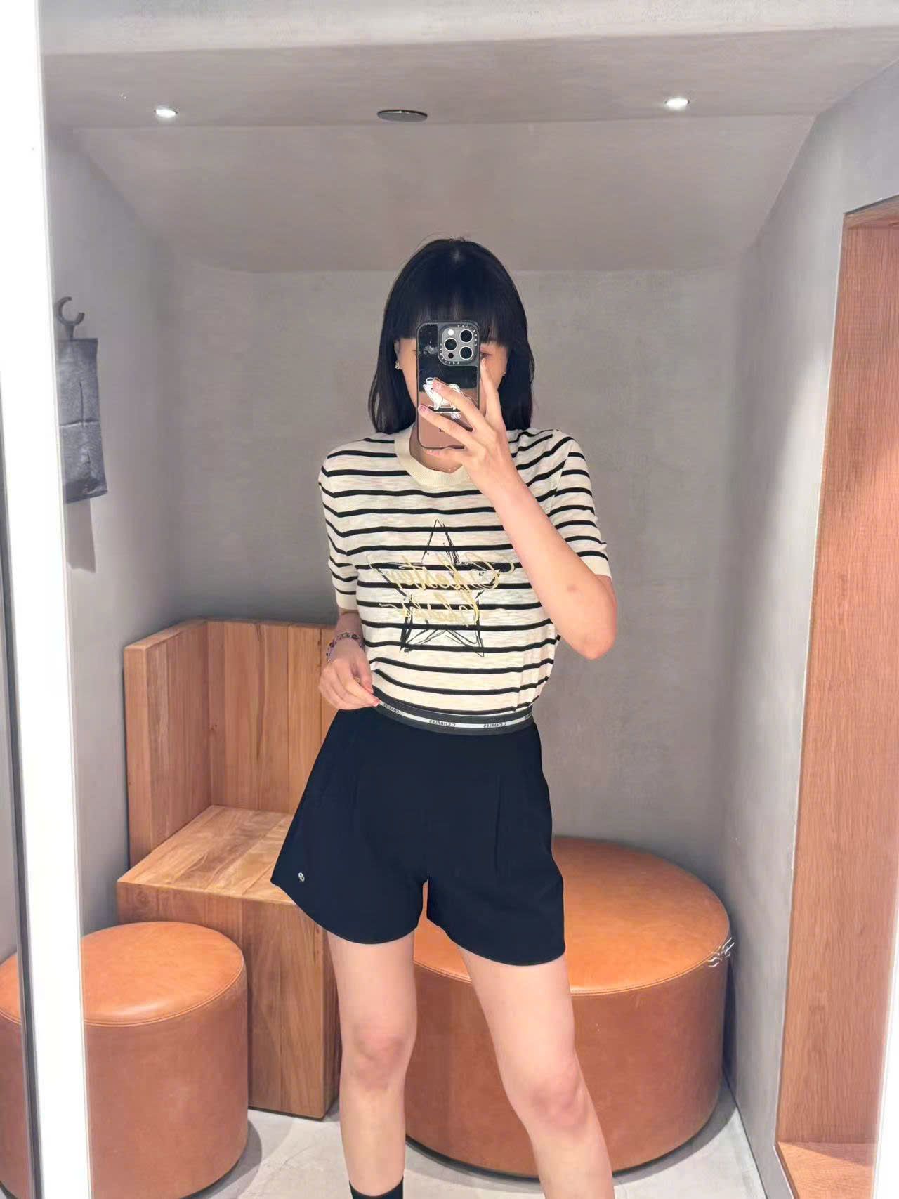 Áo trắng kẻ ngang đen -chữ trong ngôi sao