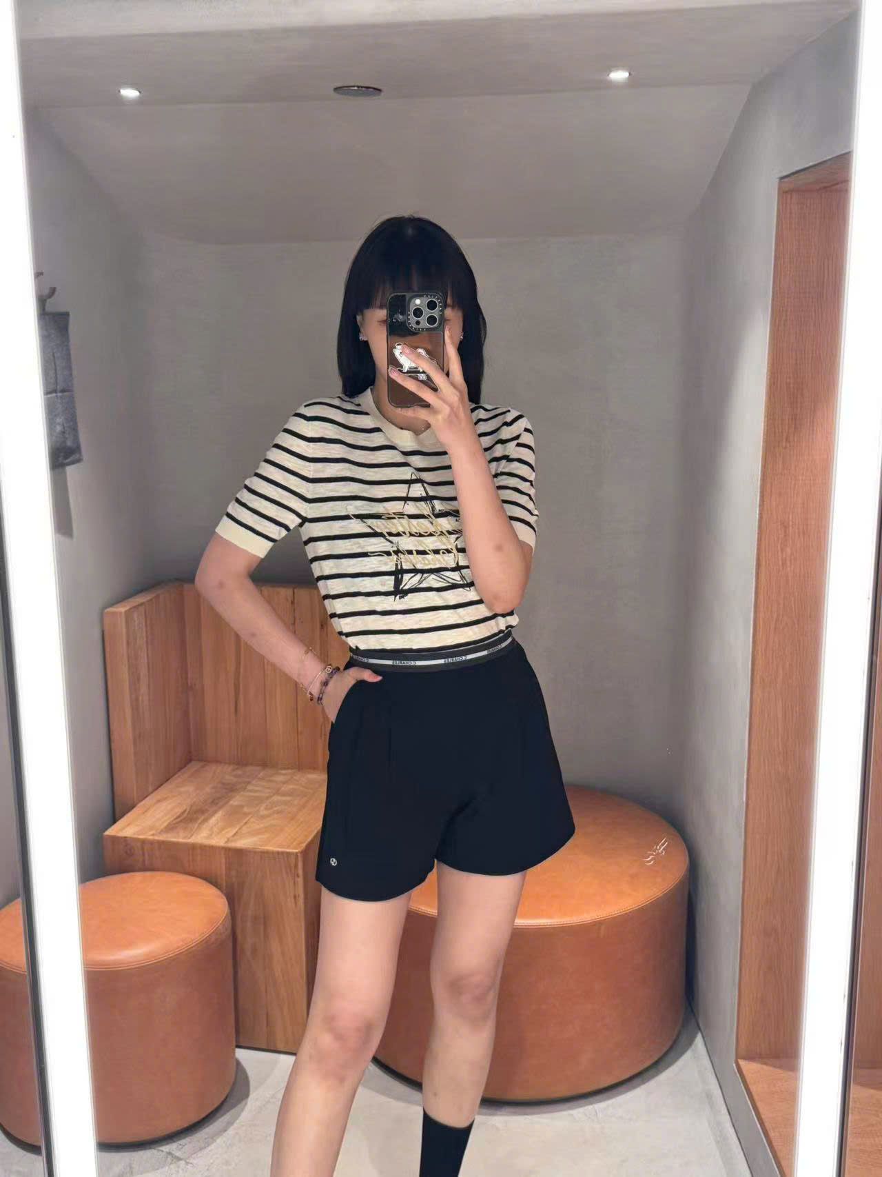Áo trắng kẻ ngang đen -chữ trong ngôi sao