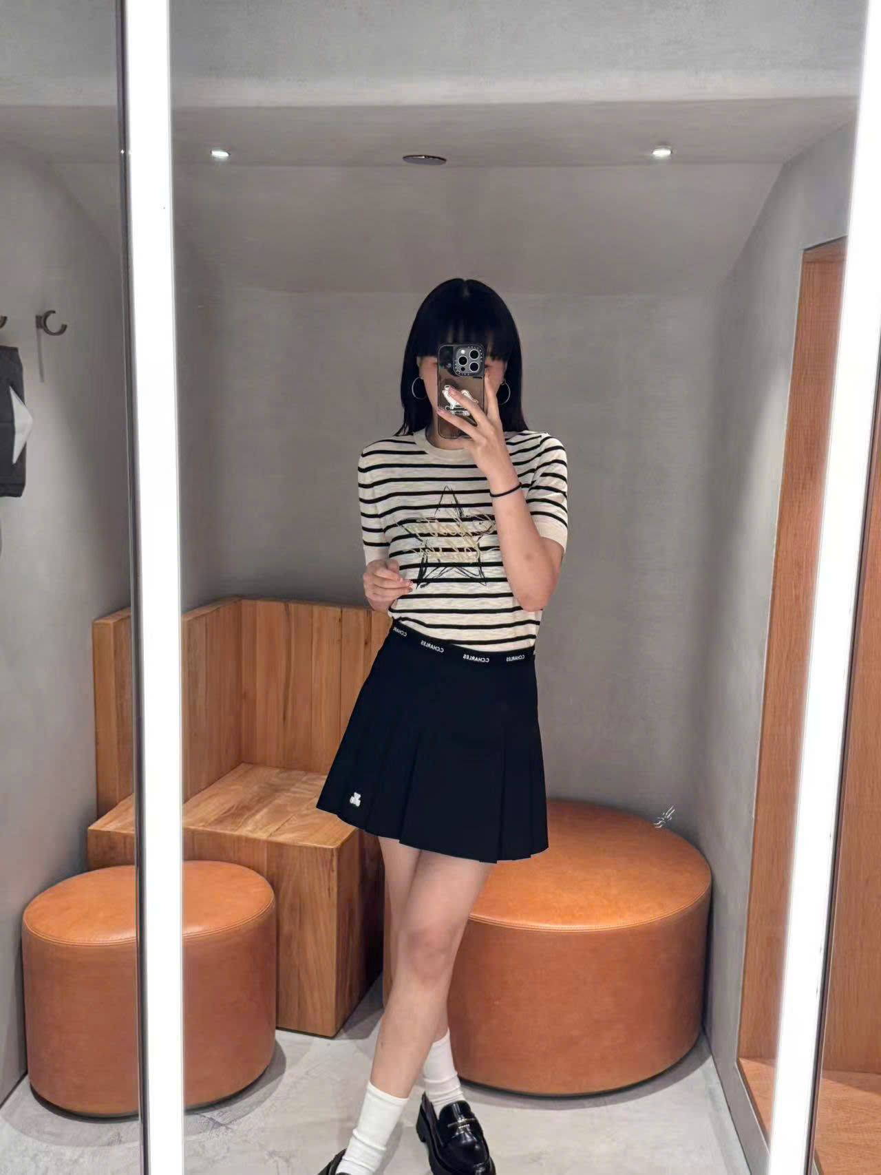 Chân váy ngắn xếp ly đen, gấu trắng, cạp chữ chạy