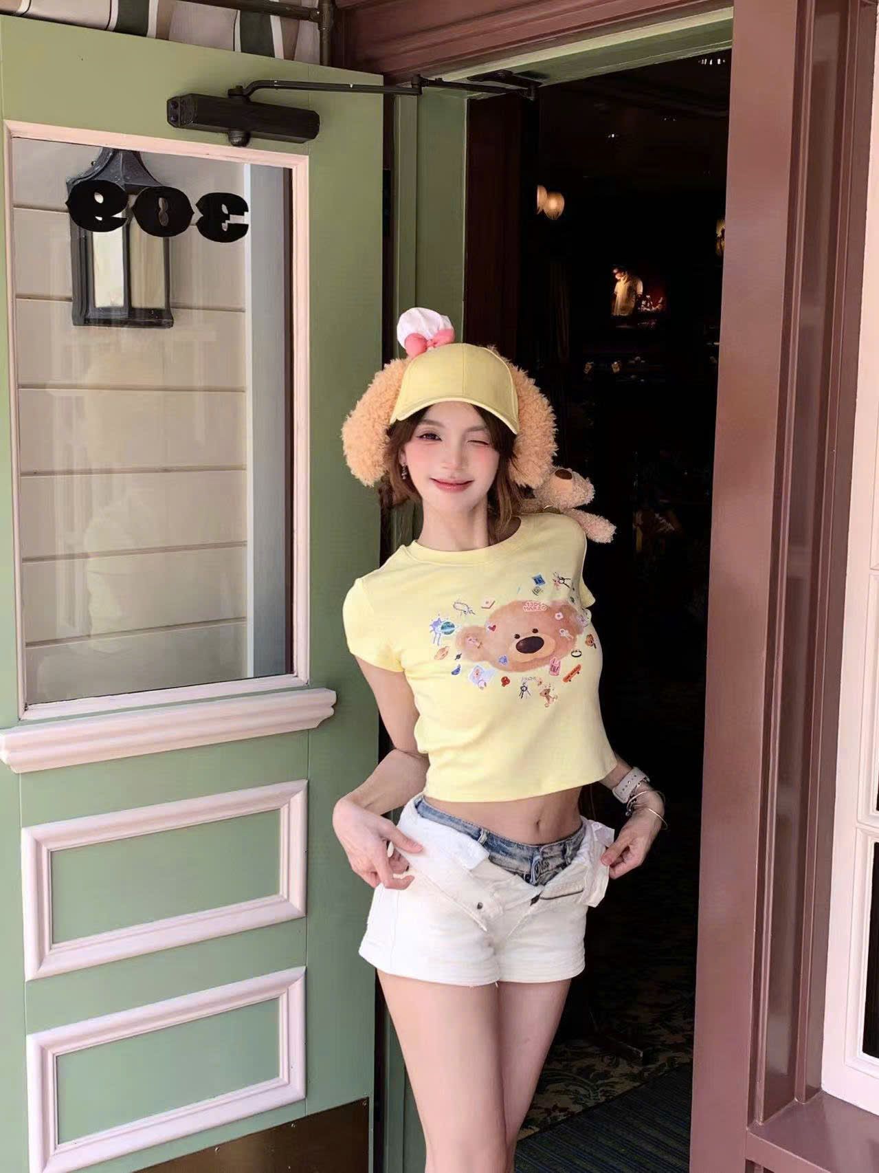 Áo croptop vàng gấu