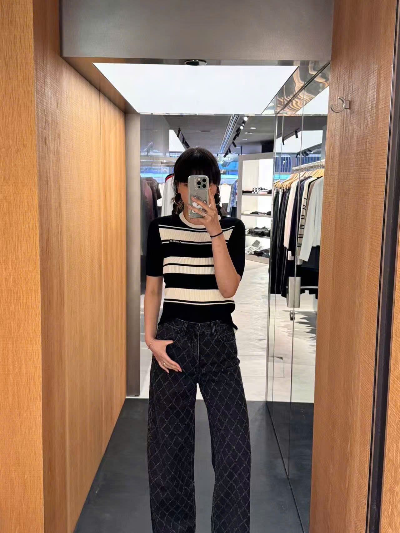 Áo ngắn tay đen kẻ trắng