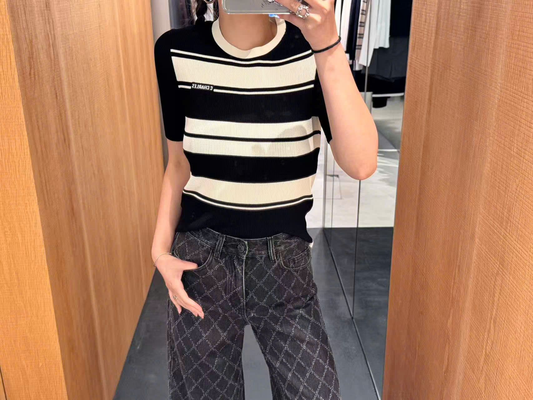 Áo ngắn tay đen kẻ trắng