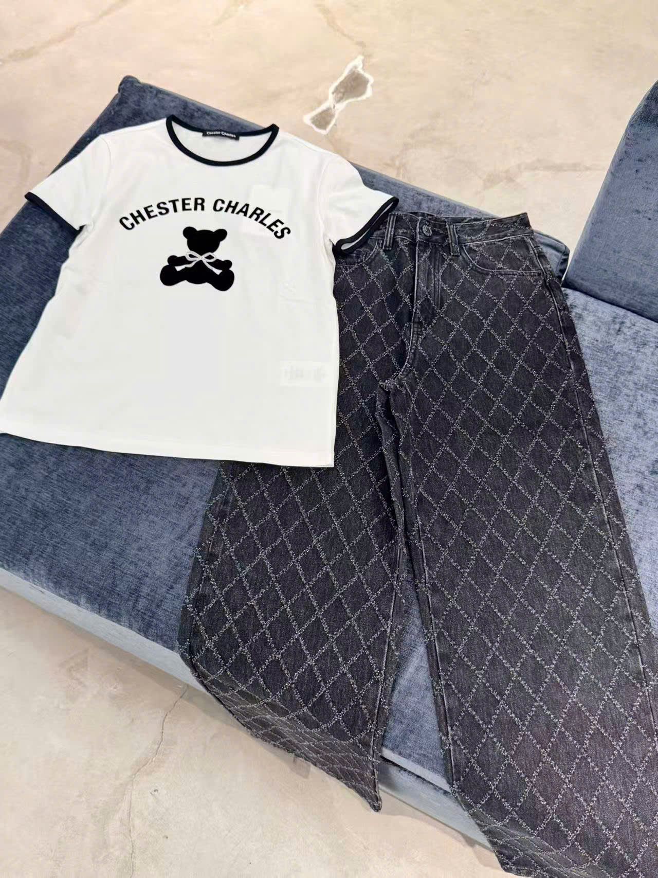 Áo phông trắng viền đen - chữ trên gấu
