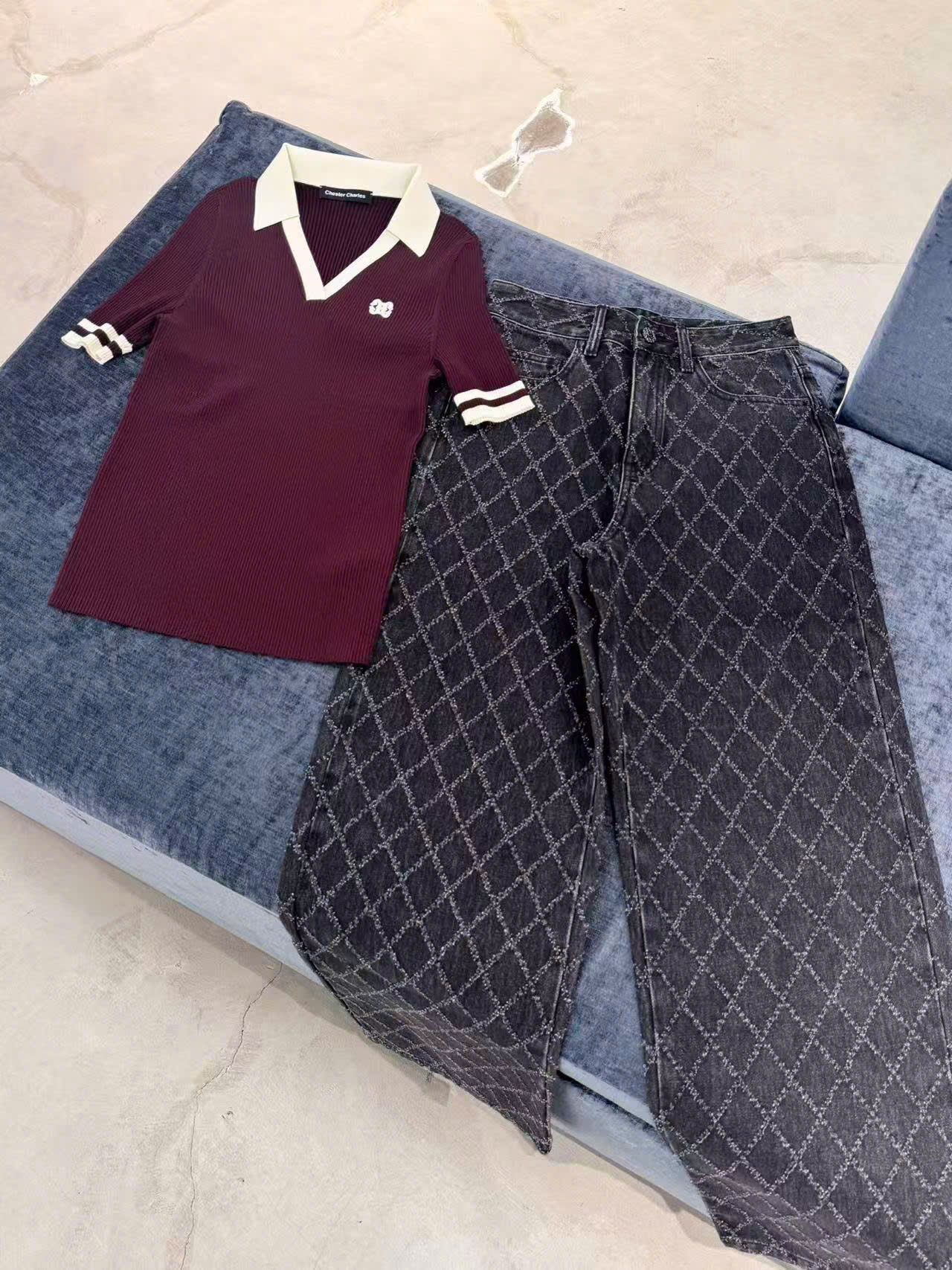 Áo cổ V Bordeaux tay sọc