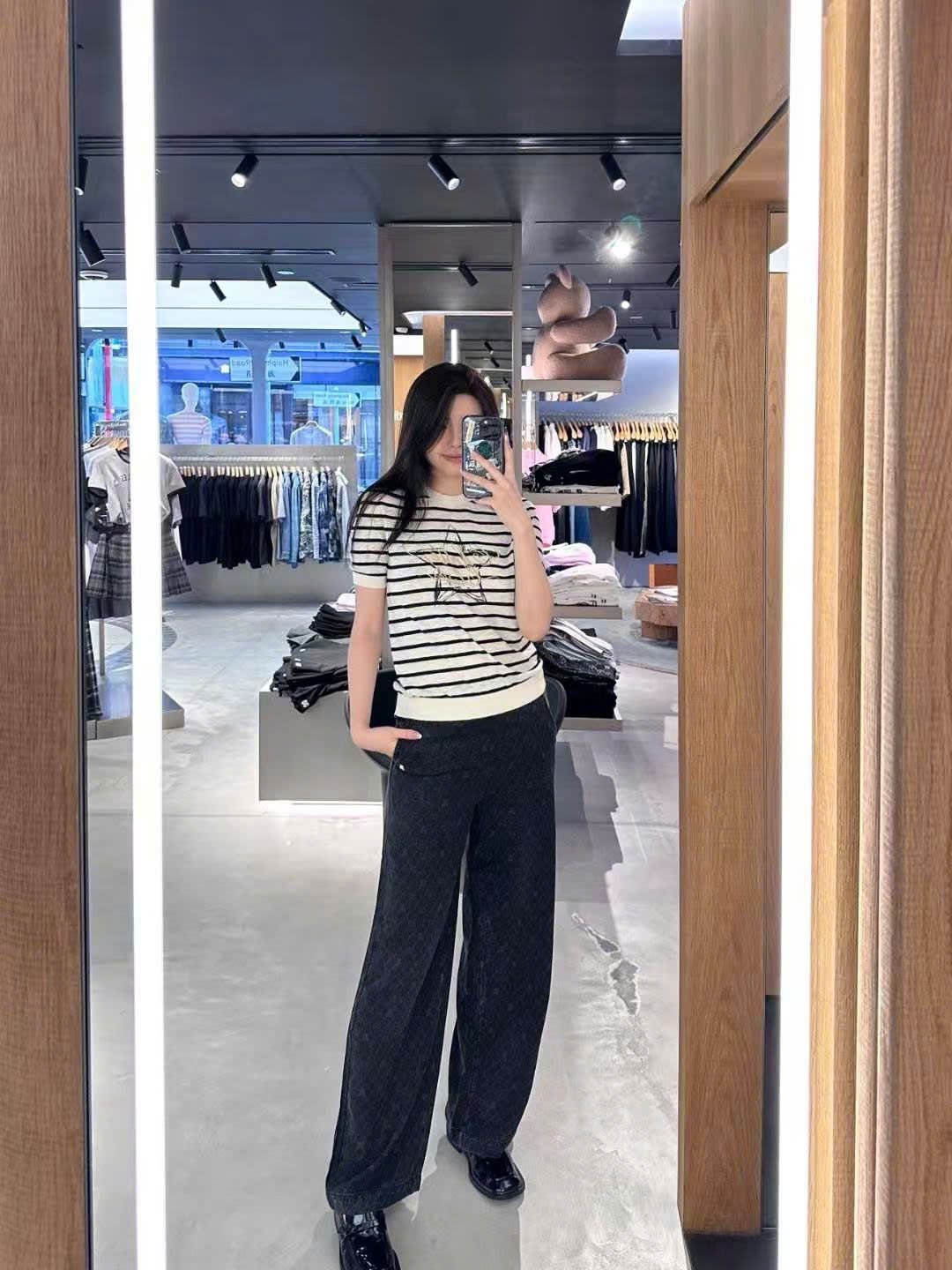 Áo trắng kẻ ngang đen -chữ trong ngôi sao