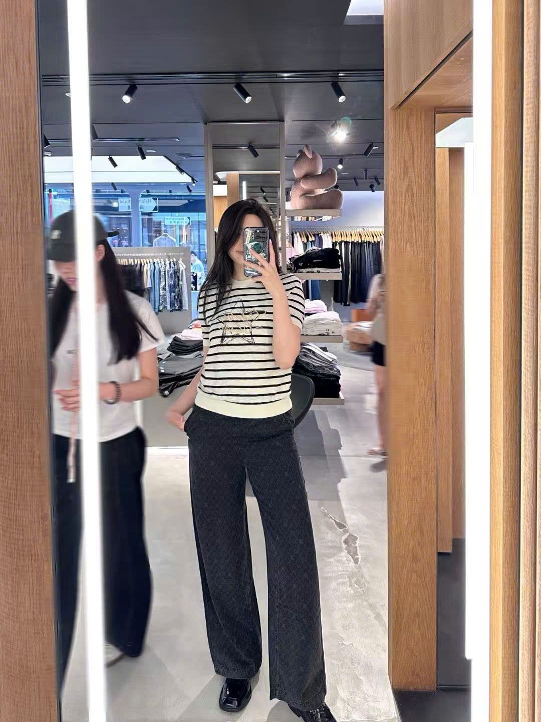 Áo trắng kẻ ngang đen -chữ trong ngôi sao